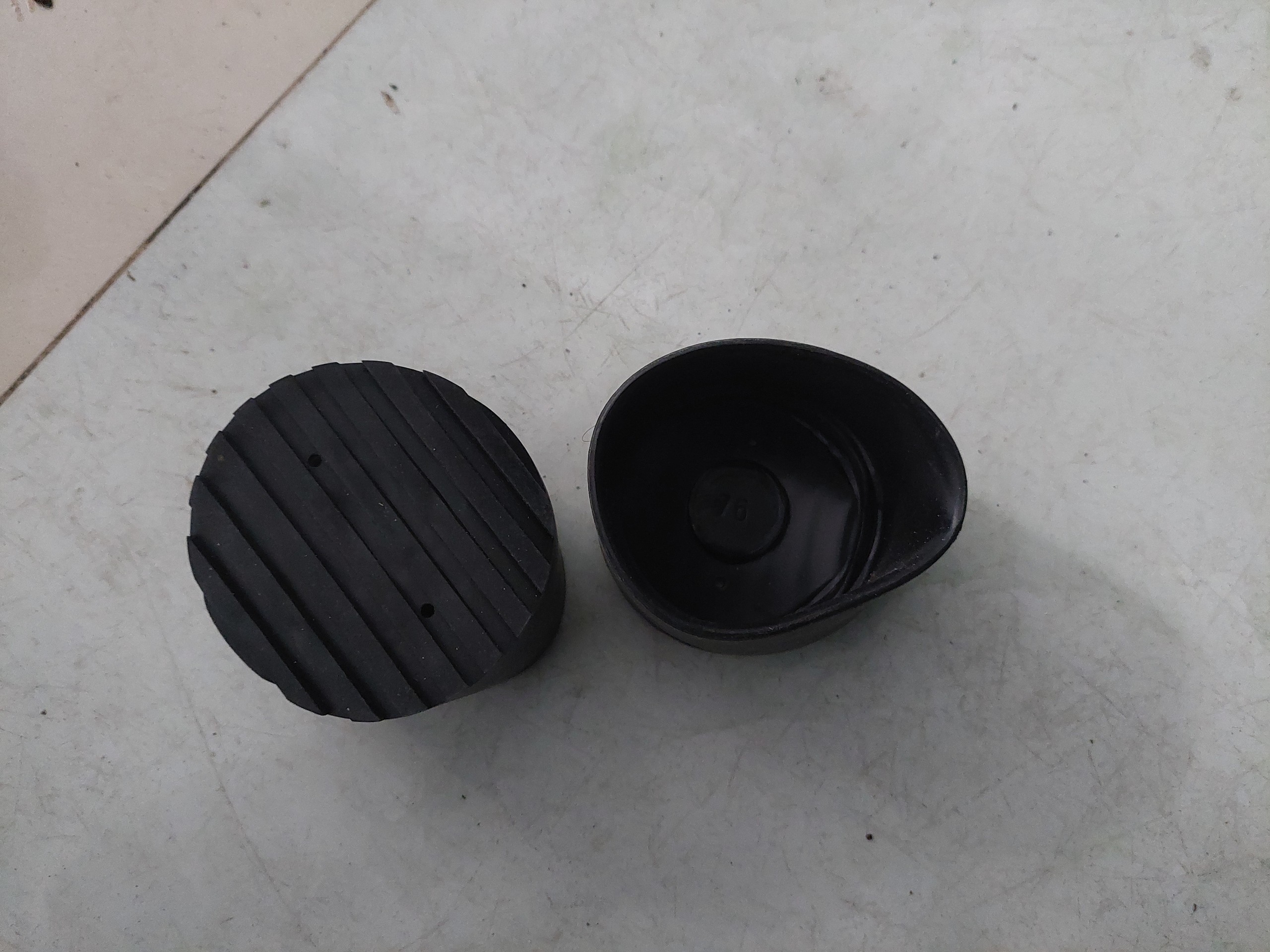 1 cặp chân đế cao su thang rút đơn  từ 3m2 đến 6m ( 2 cái)