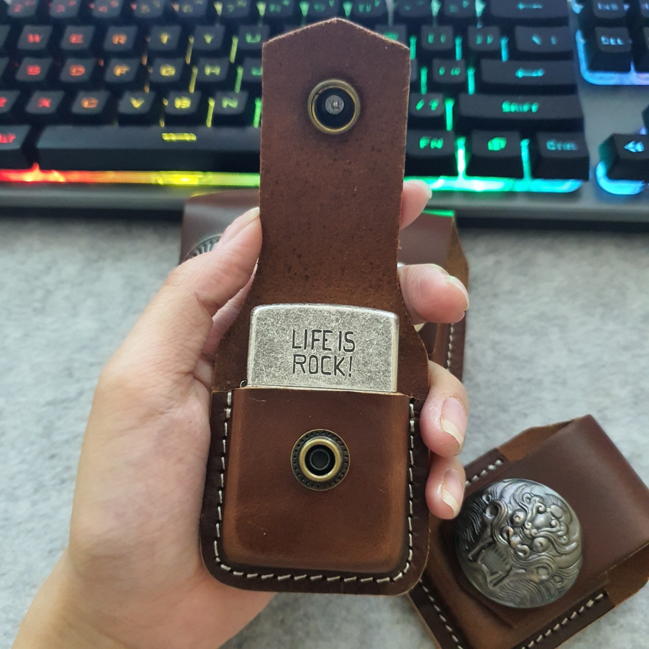( Loại Xịn ) Bao Da Đựng Bật Lửa Zippo Có Thể Đeo Thắt Lưng ( Có Nút Đồng Nổi)