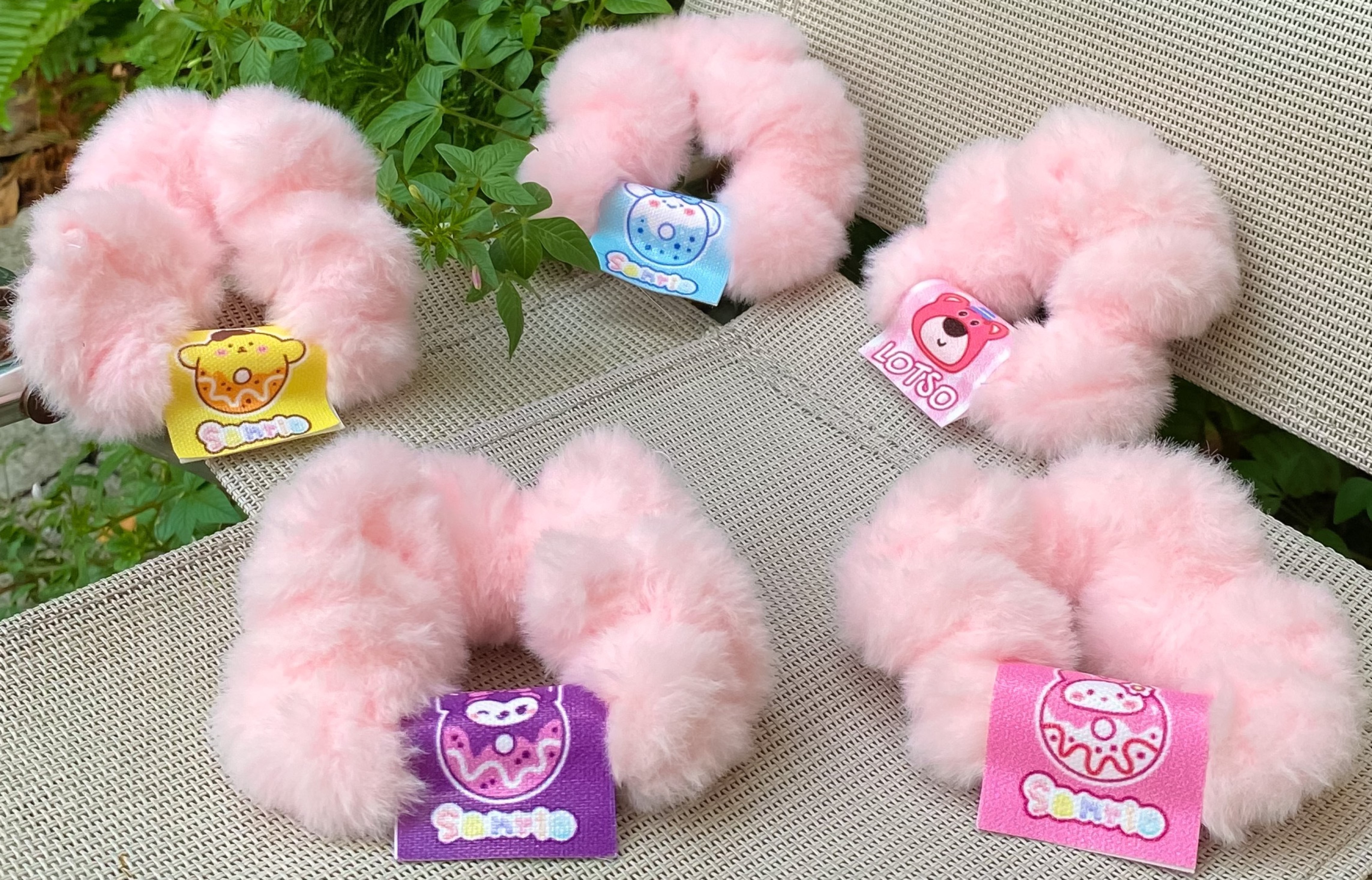 Dây cột tóc scrunchies lông mềm đính kèm charm