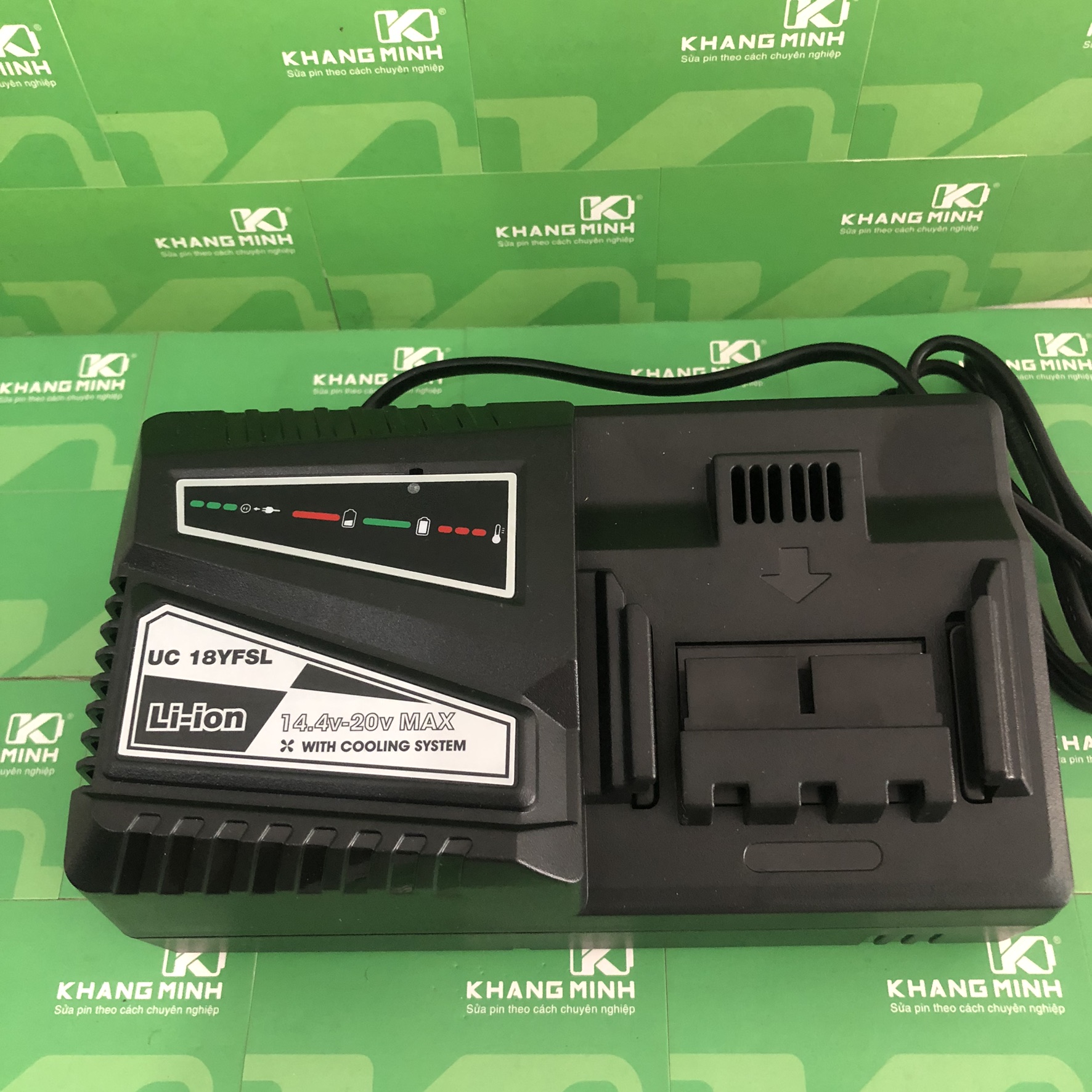 Sạc pin hitachi 14.4v - 18v li-ion trượt mới 100% điện 110 - 220v ac.