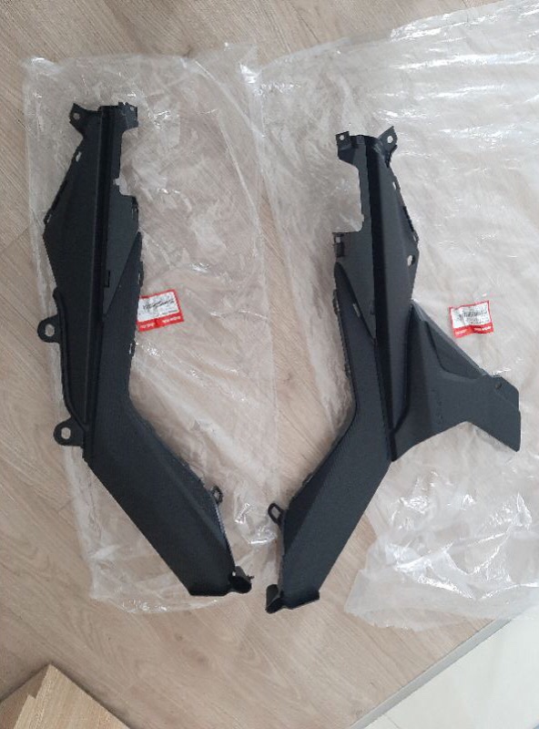 Cặp ốp hông đen nhám zin/ hãng Honda xe Winner 150- Ver1.