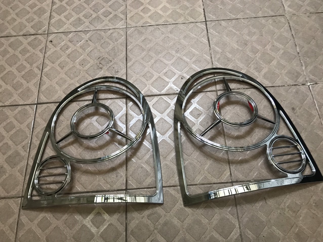 Ốp inox viền trang trí đèn hậu Chery QQ3