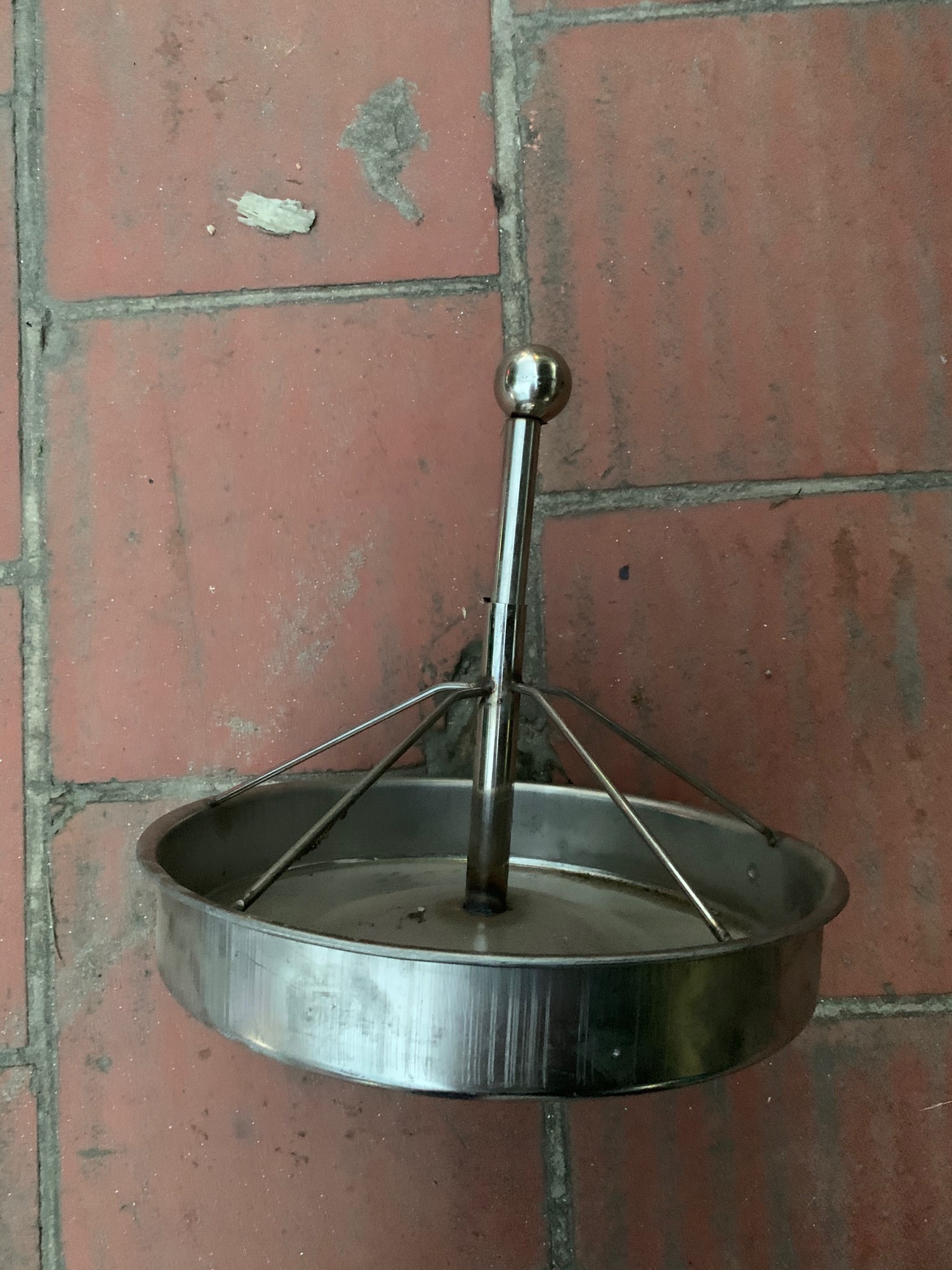Máng đổ cám cho lợn gà ăn