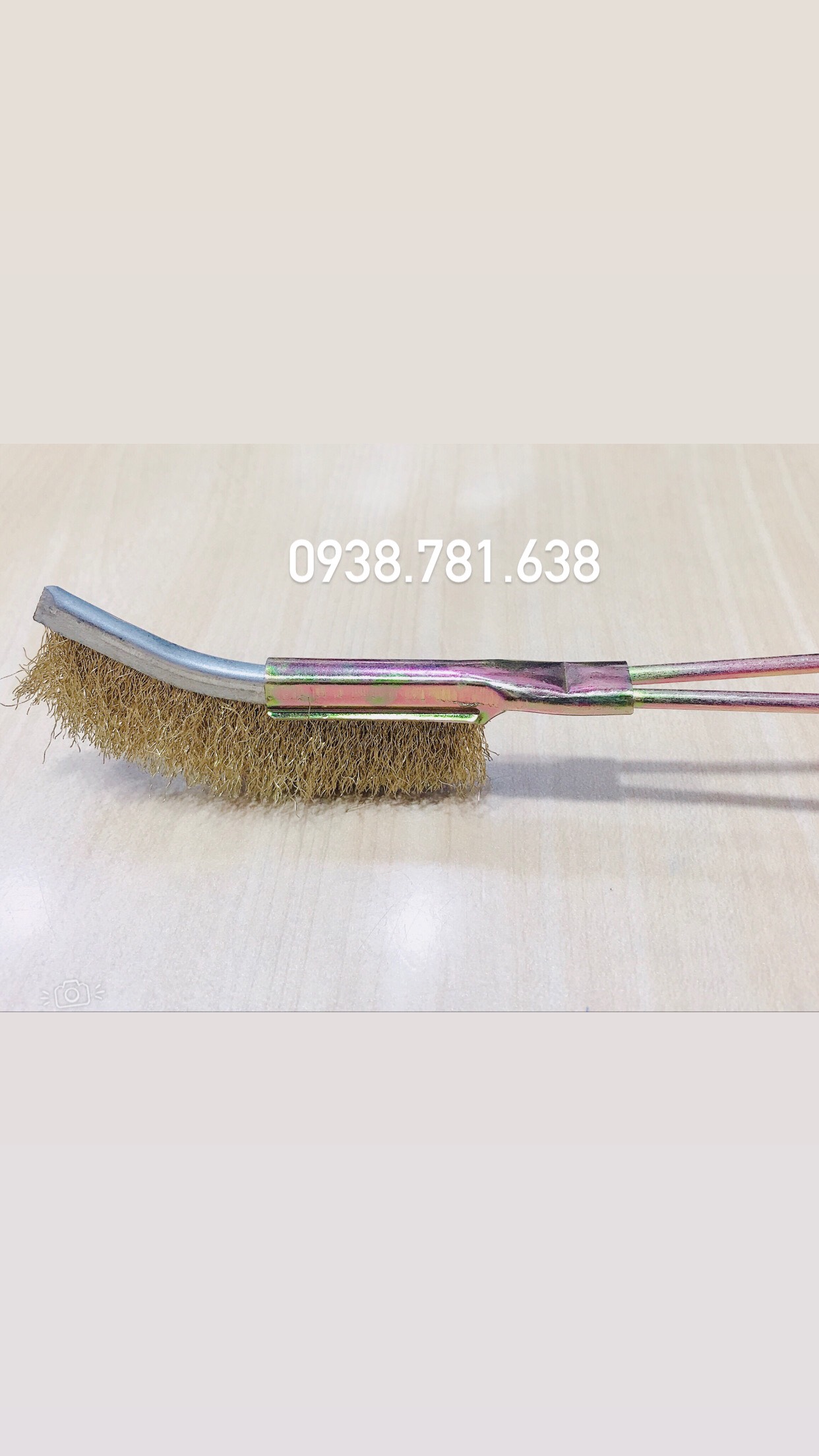 Bàn Chải Cán Sắt Đầu Cong Sợi Đồng