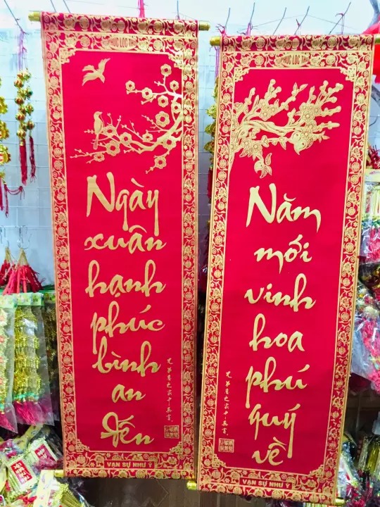Bộ đôi câu đối đỏ chữ vàng dài 1m trang trí Tết (Ngày xuân hạnh phúc bình an đến - Năm mới vinh hoa phú quý về)