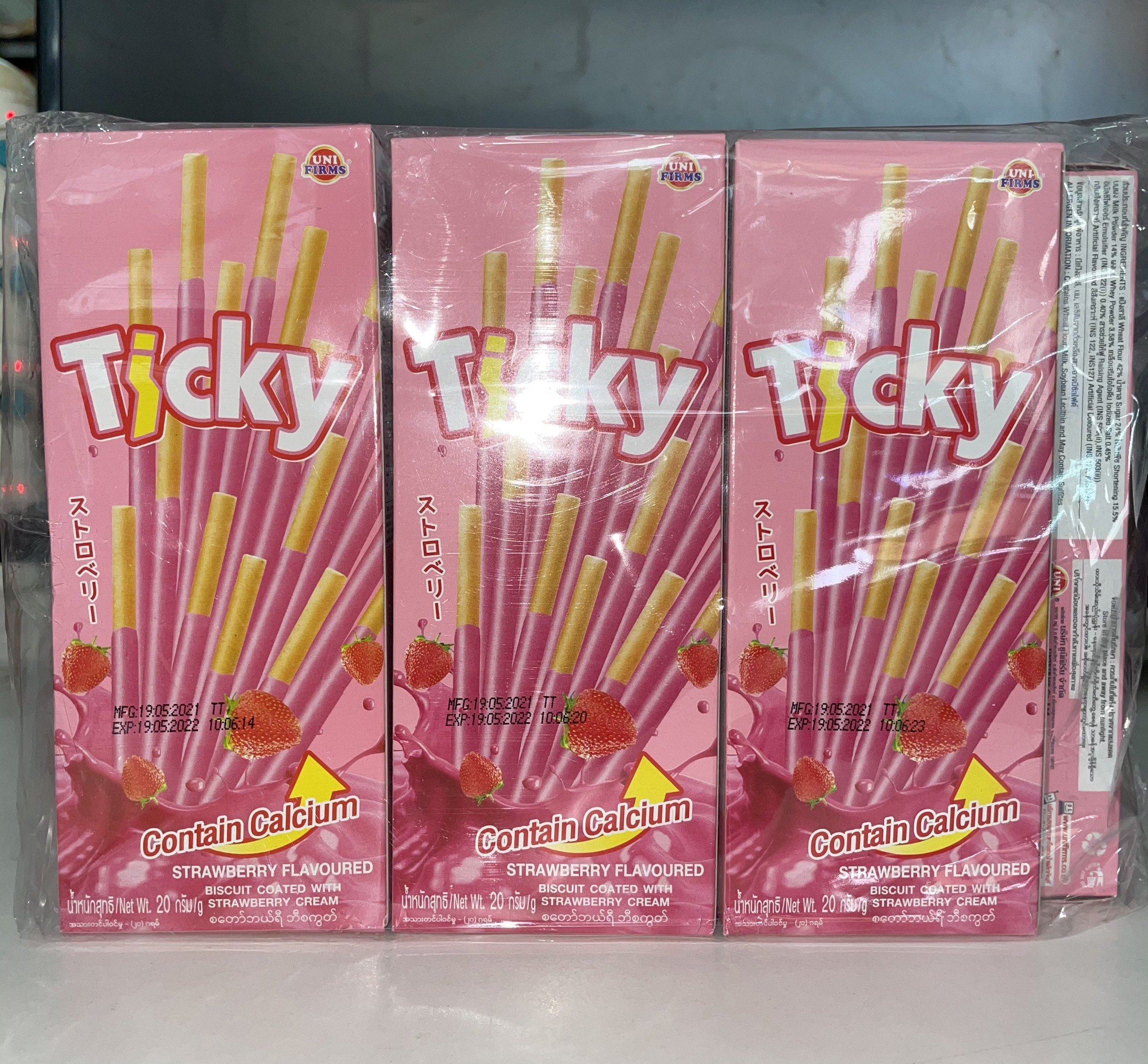Bánh Que Ticky Thái Lan Kem Dâu (Hộp 20g)