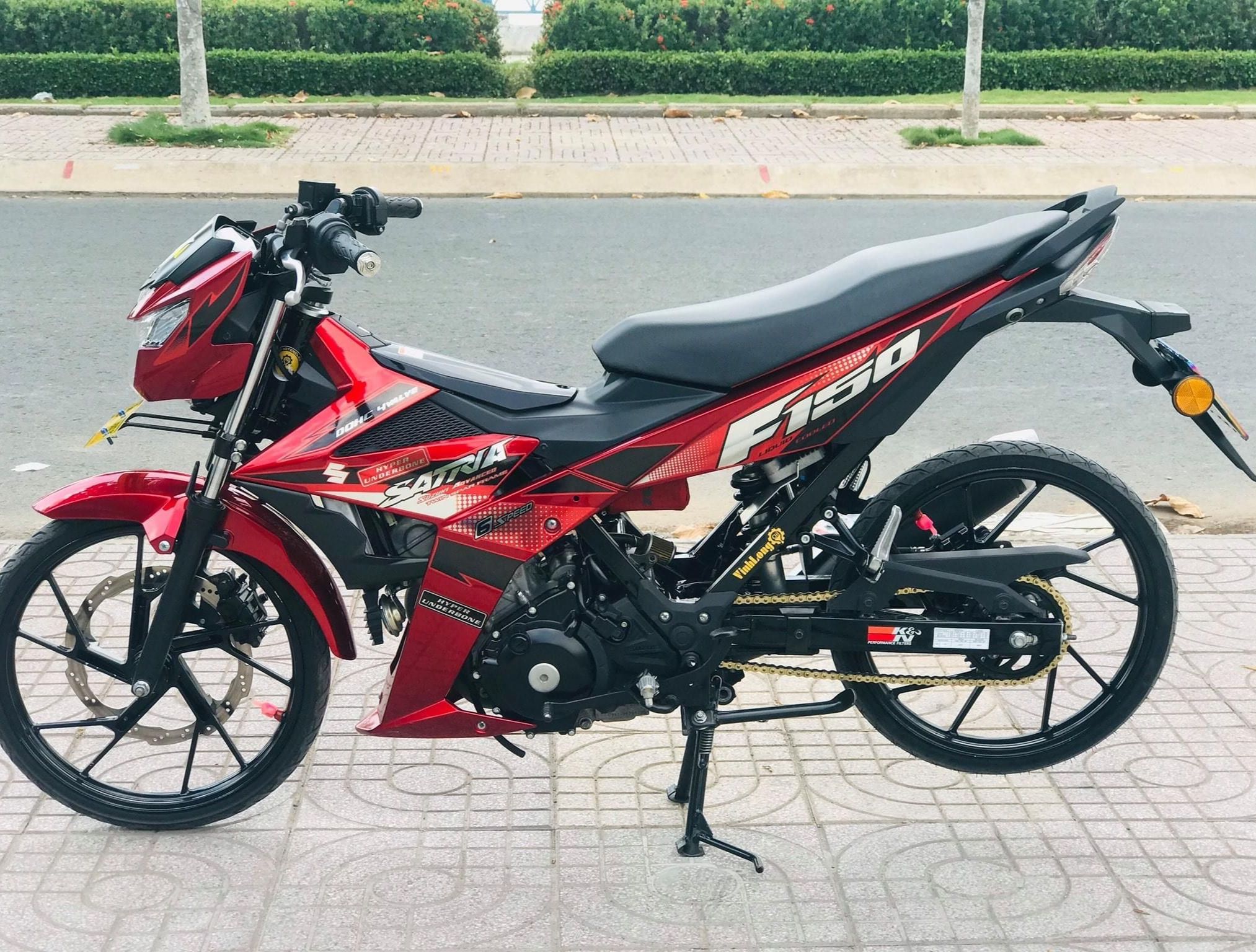 Tem xe satria fi crom dán xe đỏ