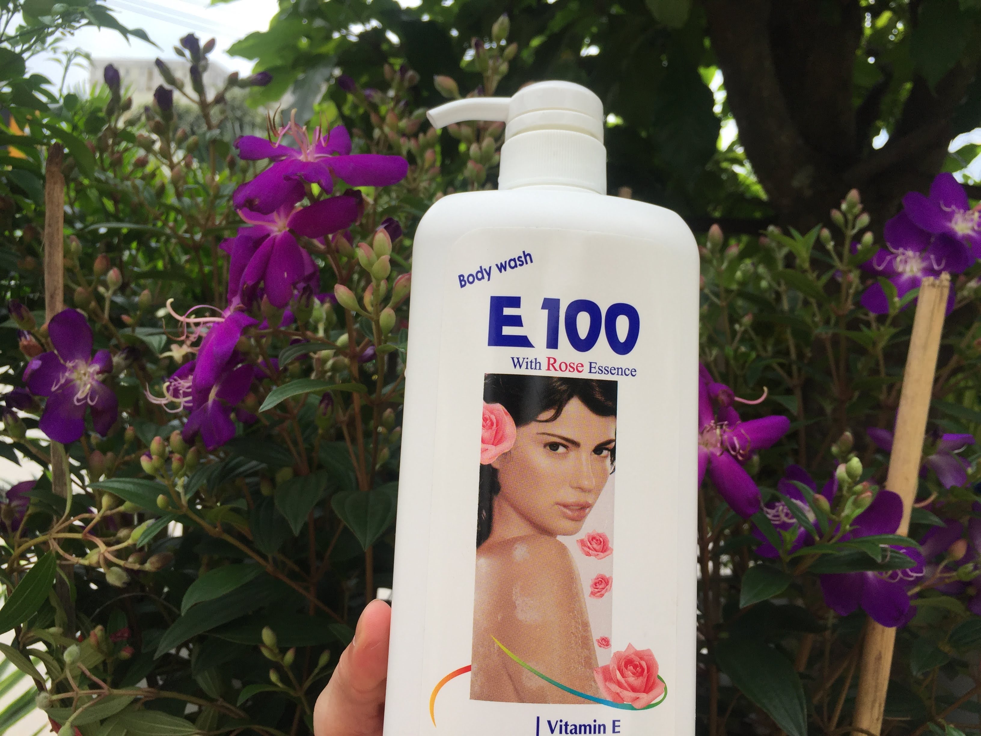 Sữa tắm E 100 Vitamin E và hoa Hồng 1100 ml trắng da