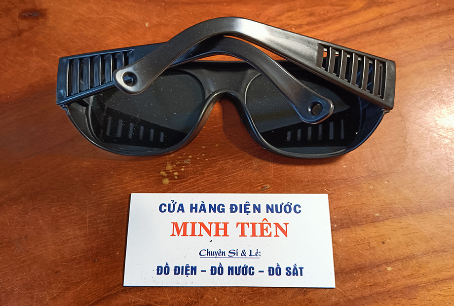 Kính hàn đen bảo vệ mắt khi hàn sắt.