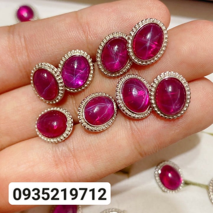 Bông tai đá ruby lên sao siêu đẹp. Sản phẩm phù hợp mọi lứa tuổi.