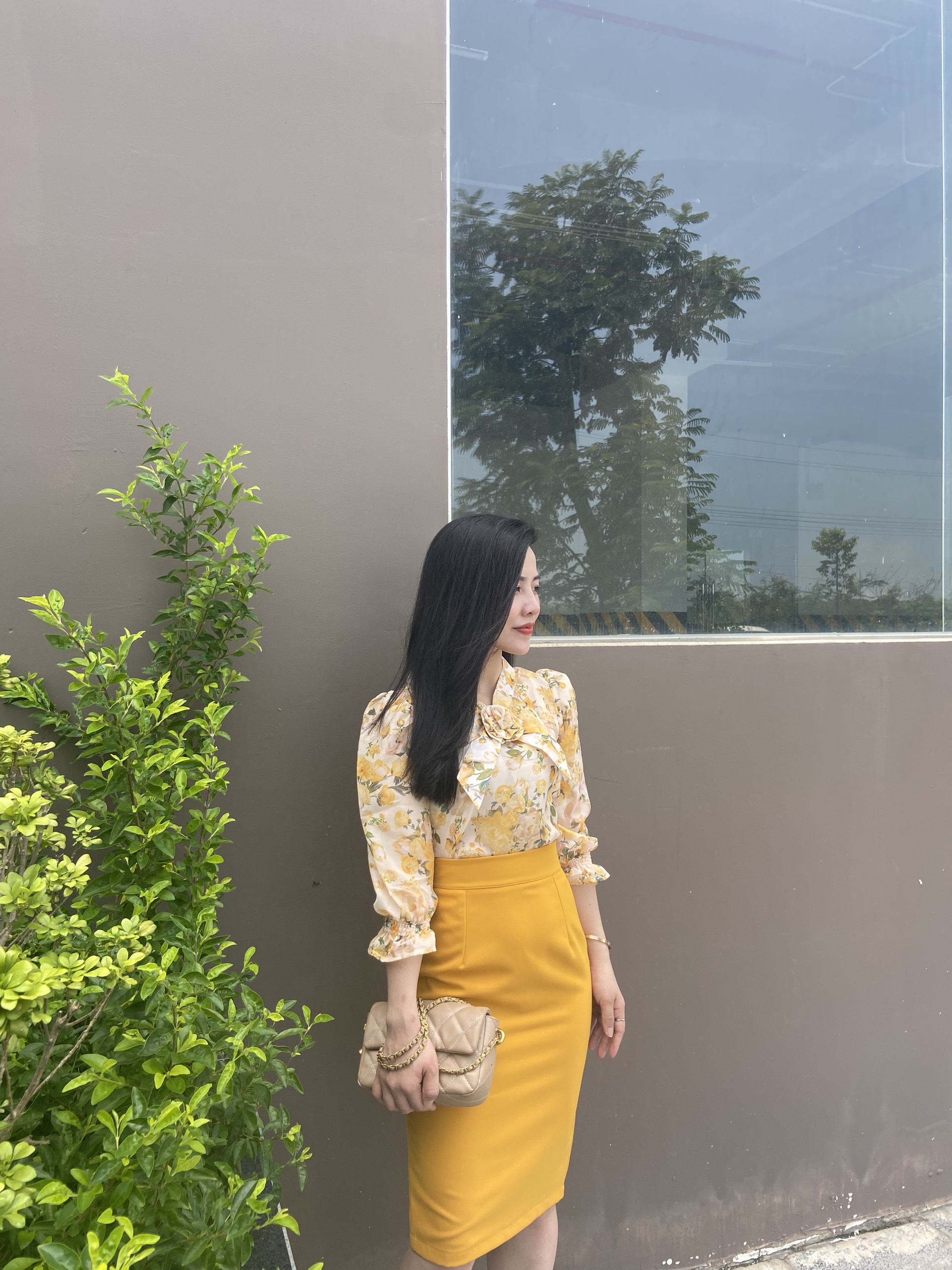 Áo sơ mi tơ hoa phối nơ ngực Tây.Design