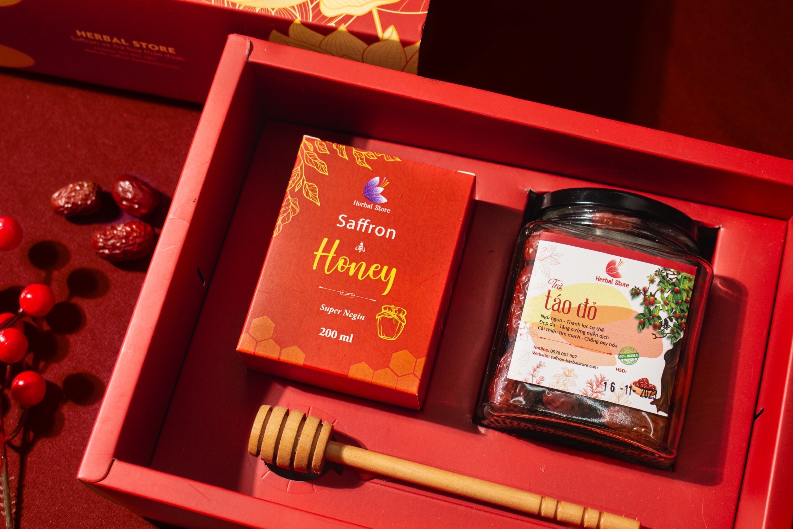 HỘP QUÀ TRÀ MẬT ONG SAFFRON KÈM THẢO MỘC