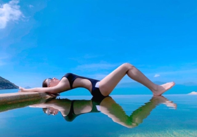 Bikini 1 mảnh cut out đen viền trắng sang chảnh