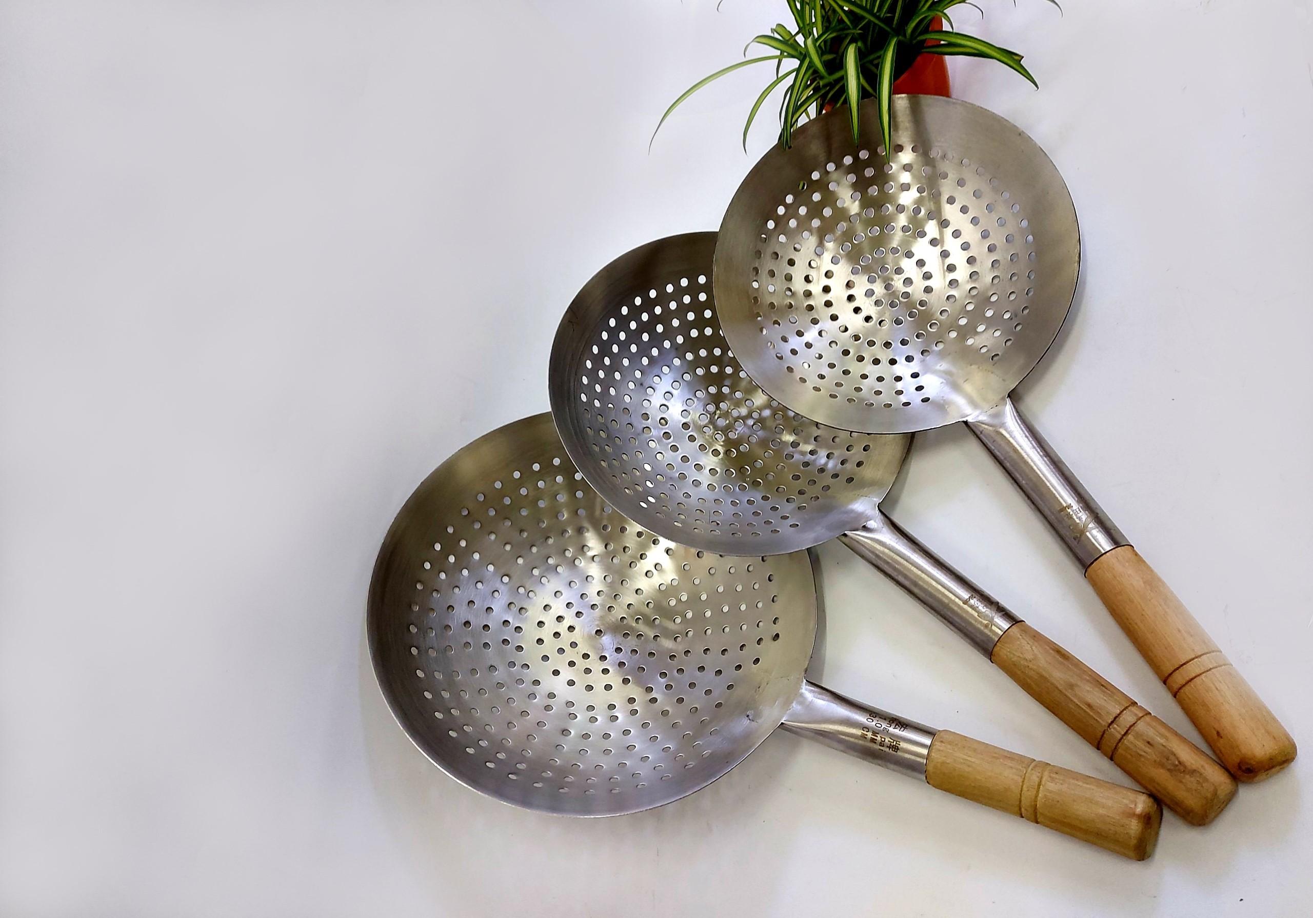 [HCM]Vá xào inox lỗ cán gỗ nhiều size