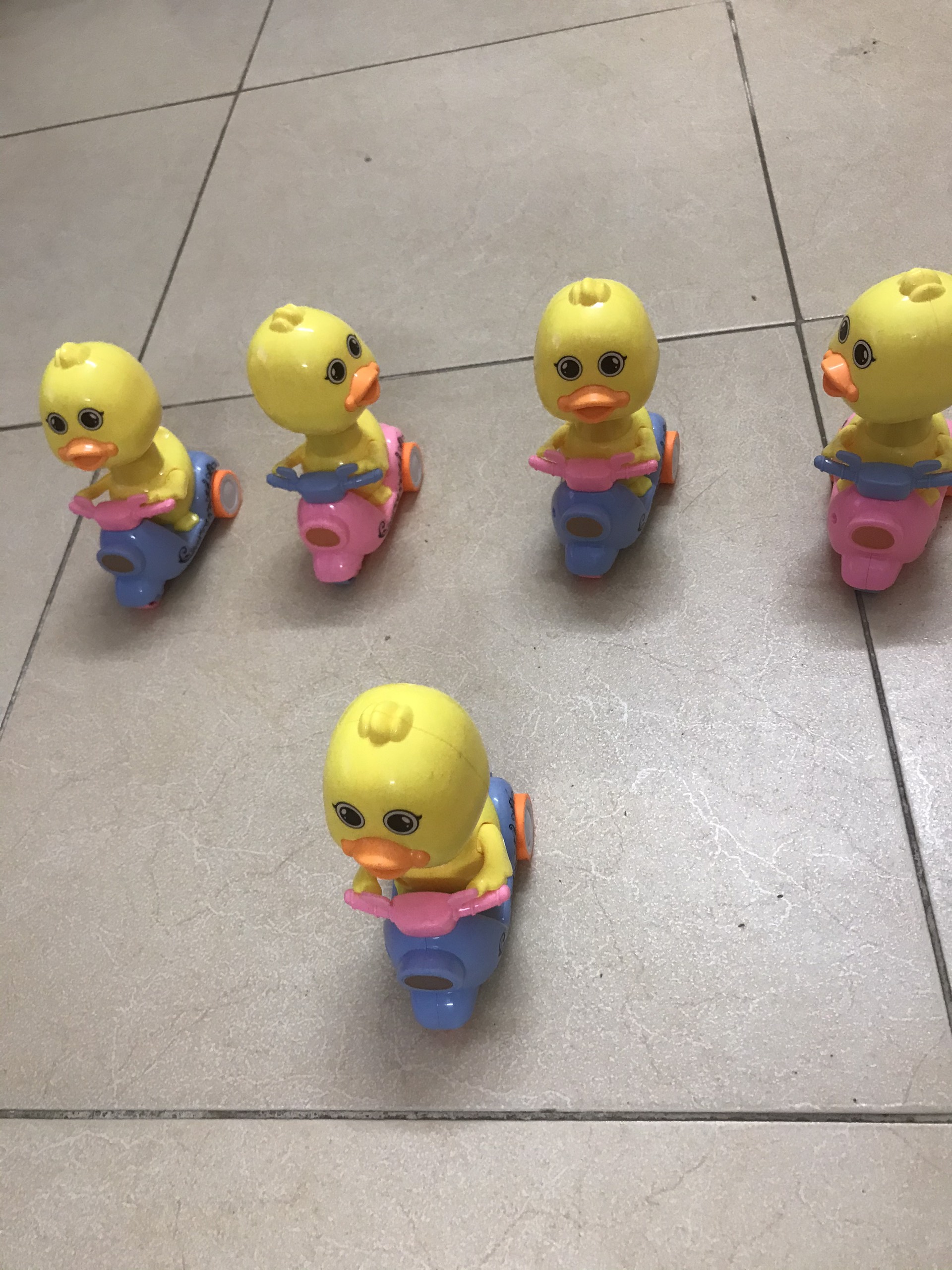 Đồ chơi vịt con chạy siêu xe đáng yêu cho bé