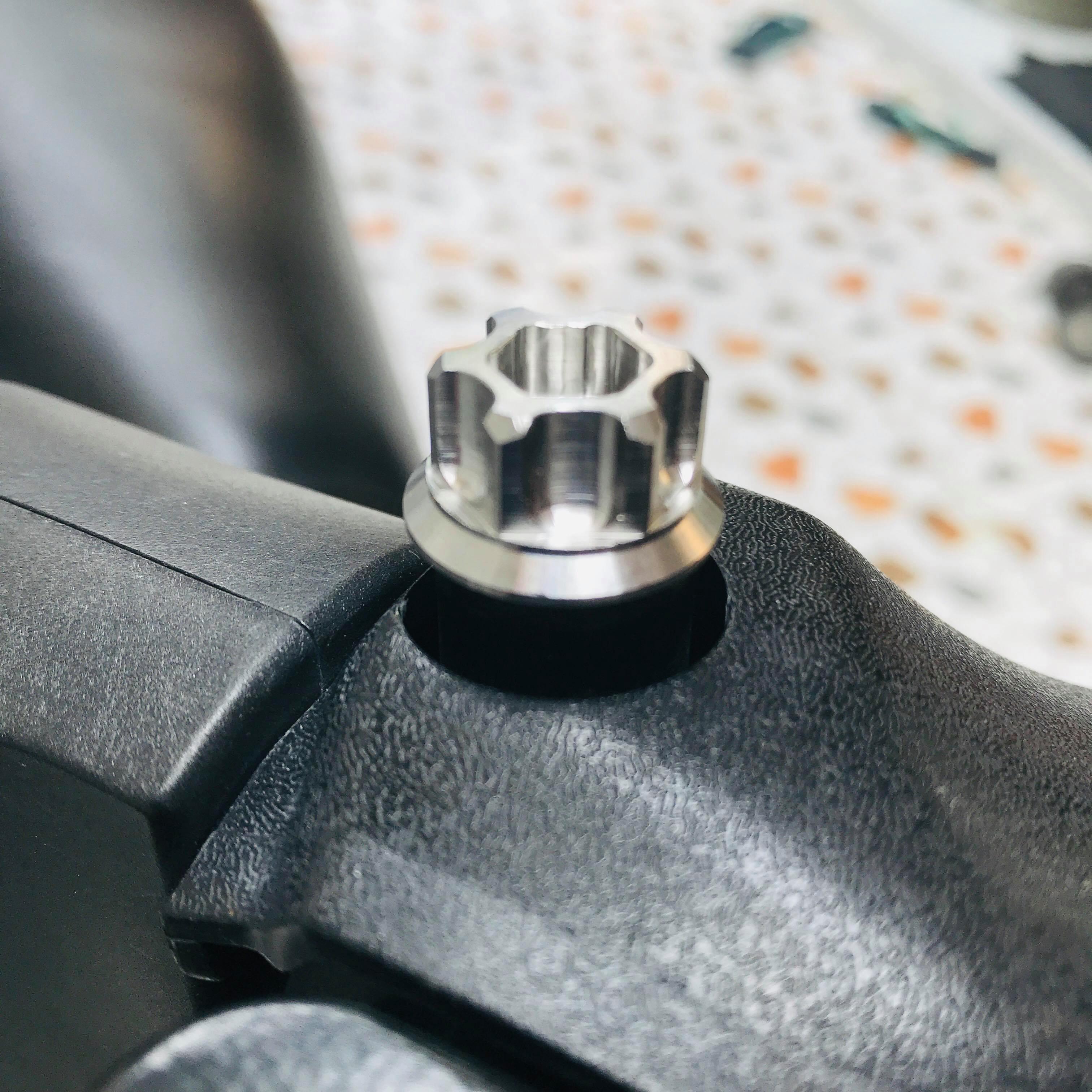 [HCM]Ốc gắn chân gương ốc chân kính INOX LỤC GIÁC CHO NHIỀU DÒNG XE YAMAHA (RĂNG NGƯỢC CHÂN 10LY)