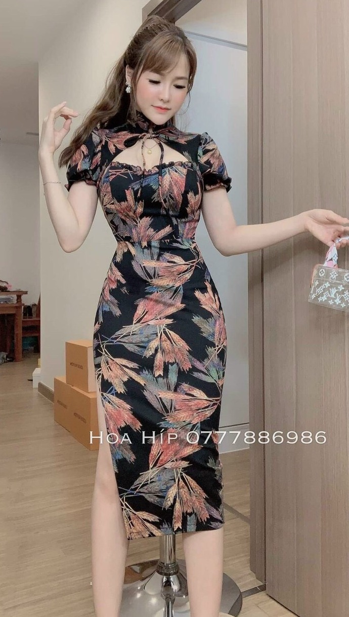 Đầm body tay ngắn cổ tàu xẻ tà phối ren sang chảnh