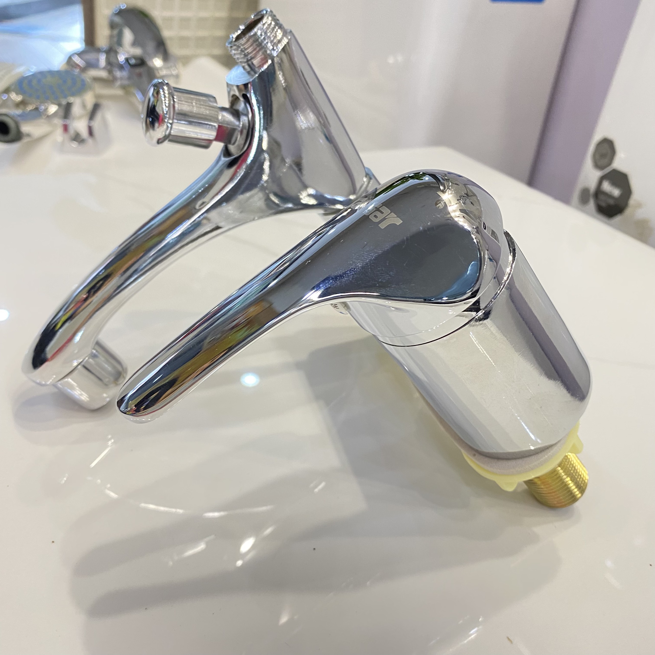 Gật Gù Sen Liền Vòi Chậu Lavabo ( Củ Vòi Liền Sen Tắm Nóng Lạnh)