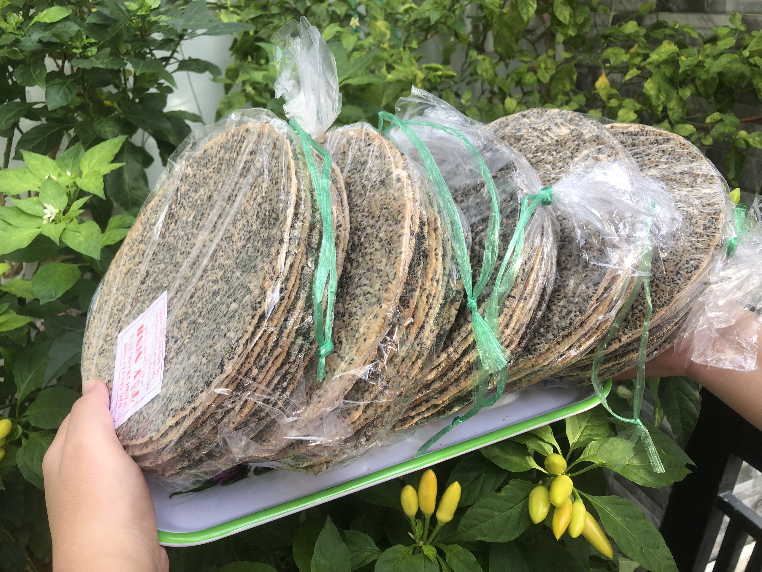 Bánh tráng nướng siêu mè đen nước cốt dừa . đặc sản tây ninh. bánh tráng đã nướng chín sẵn. ăn vặt thanh trúc 3