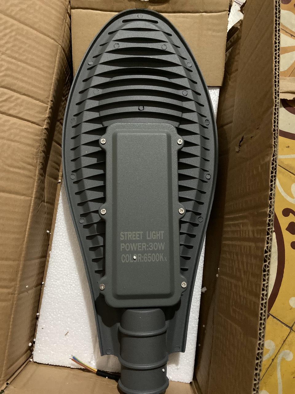 Đèn đường led 30w kiểu chiếc lá công suất đủ