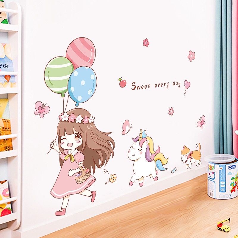 Decal dán tường, tranh dán tường em bé cầm bóng bay