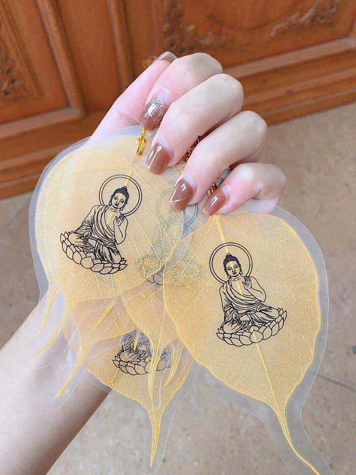 Lá bồ đề in hình phật dát vàng