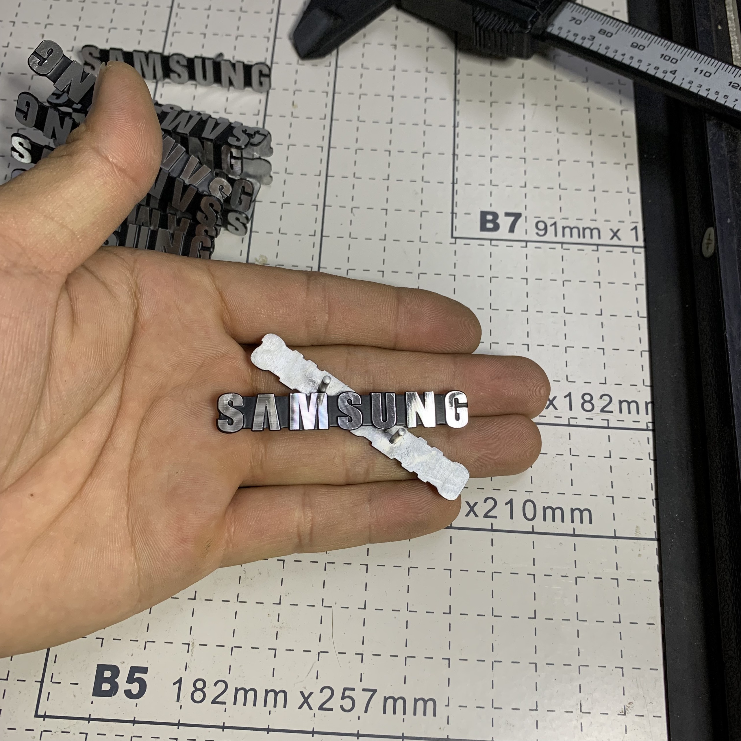 Tem/logo Samsung nhôm, giá 1 chiếc.