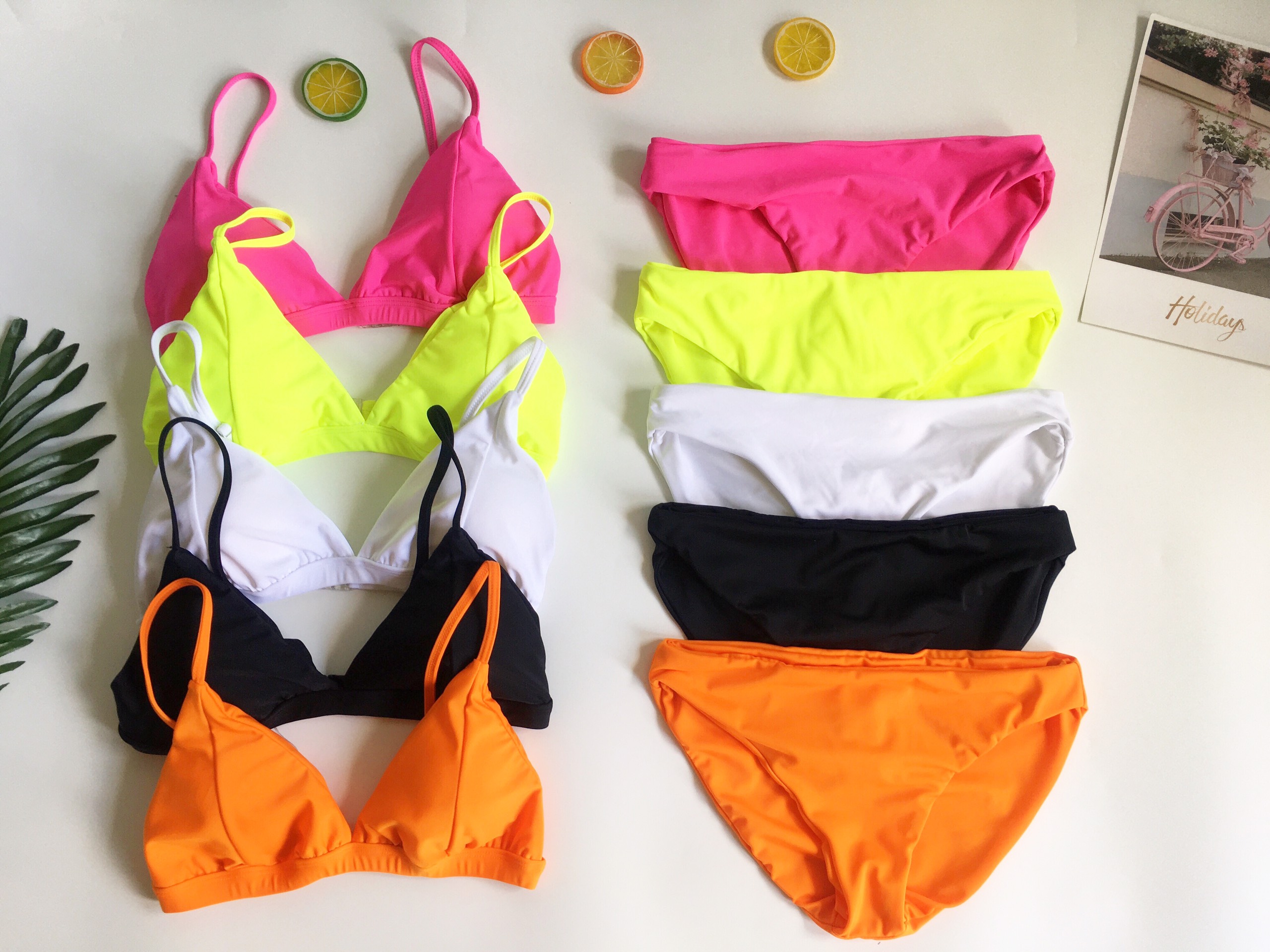 Bikini tam giác đen