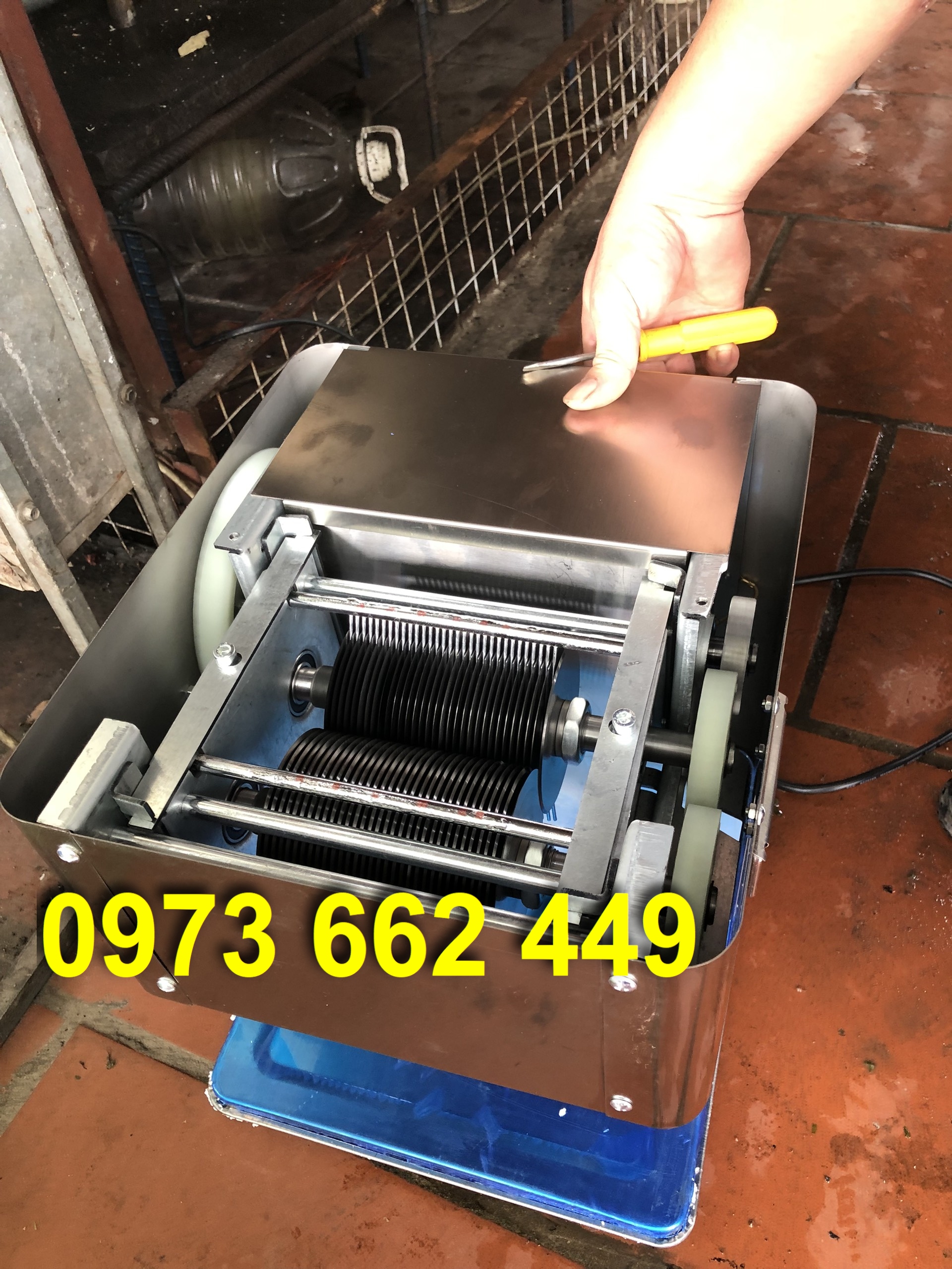 Máy thái lỗ tai heo, bì heo, thái thịt heo trâu bò sống chín thay nhiều cỡ dao