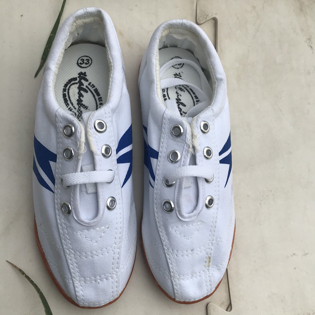 Giày bata Đinh đá bóng chạy bộ Màu Trắng Size (30 - 43)