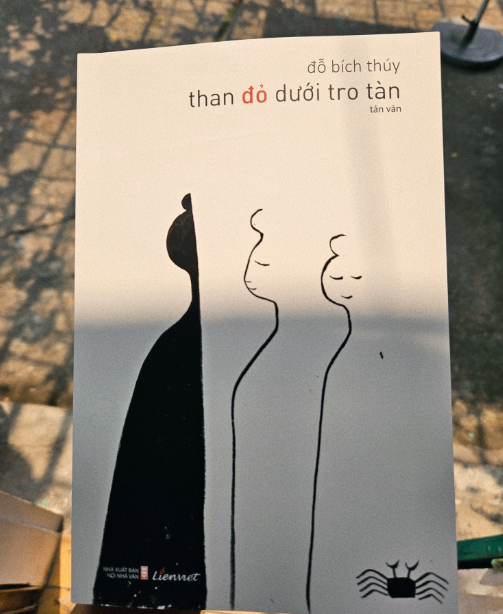 Than đỏ dưới tro tàn (Tản văn)