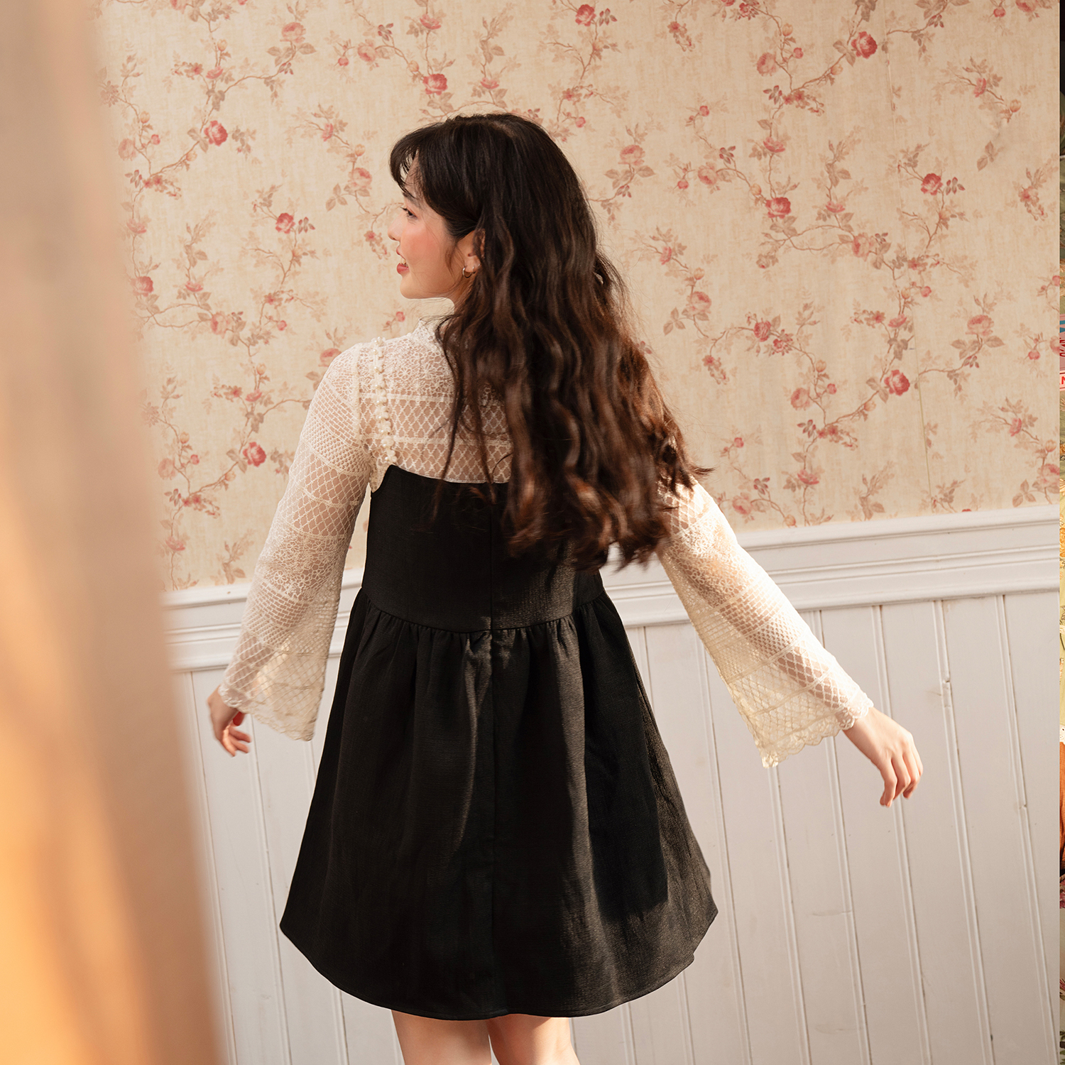 BLEUBIRD Áo ren kèm hai dây Lace Top