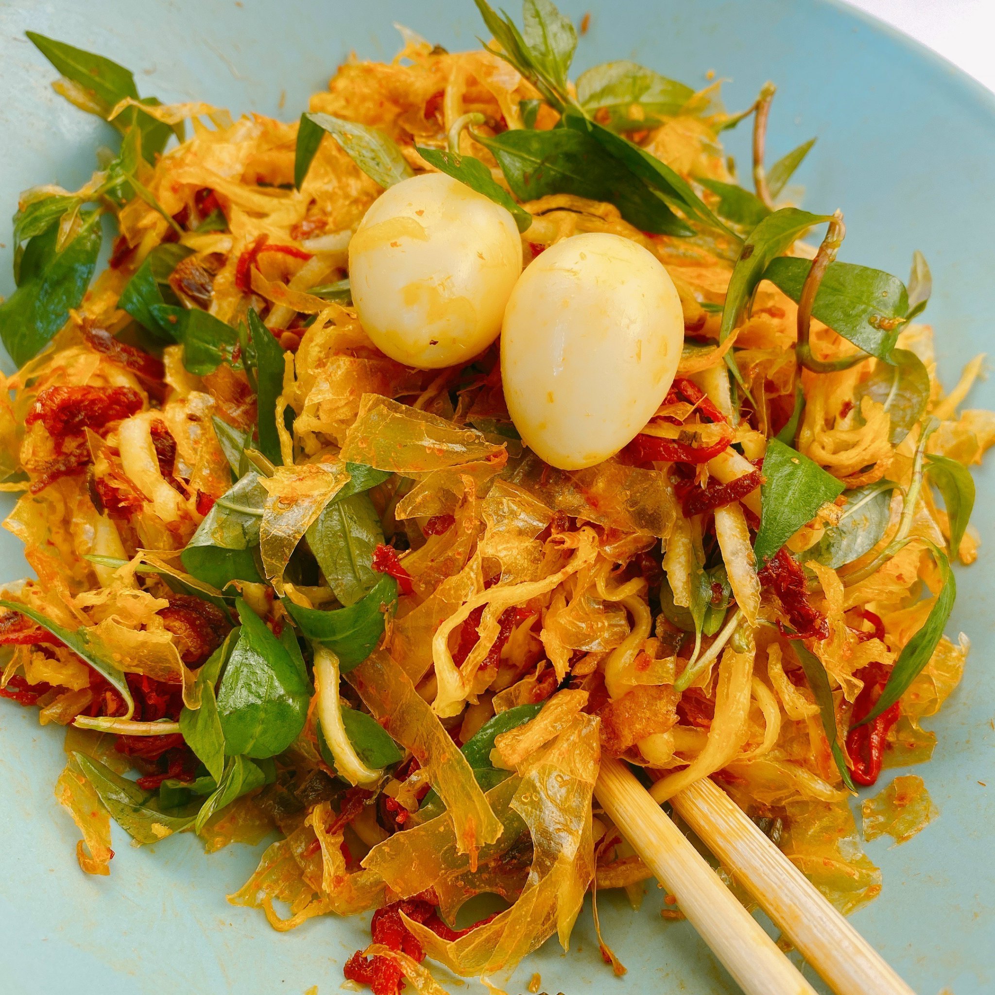 Bánh tráng trộn cắt sợi kèm đũa