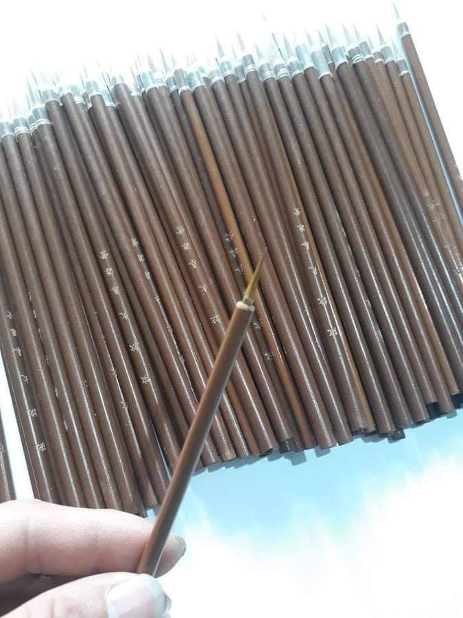 Bút tiểu 👉cán bút: cán tre,.... lông bút: lông sói👉xuất phong 1,2cm,,, khẩu kính 0.3cm .