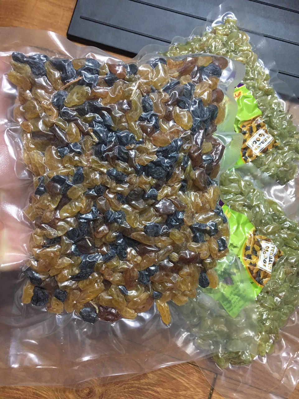 Hộp 500gr nho sấy khô mix vị