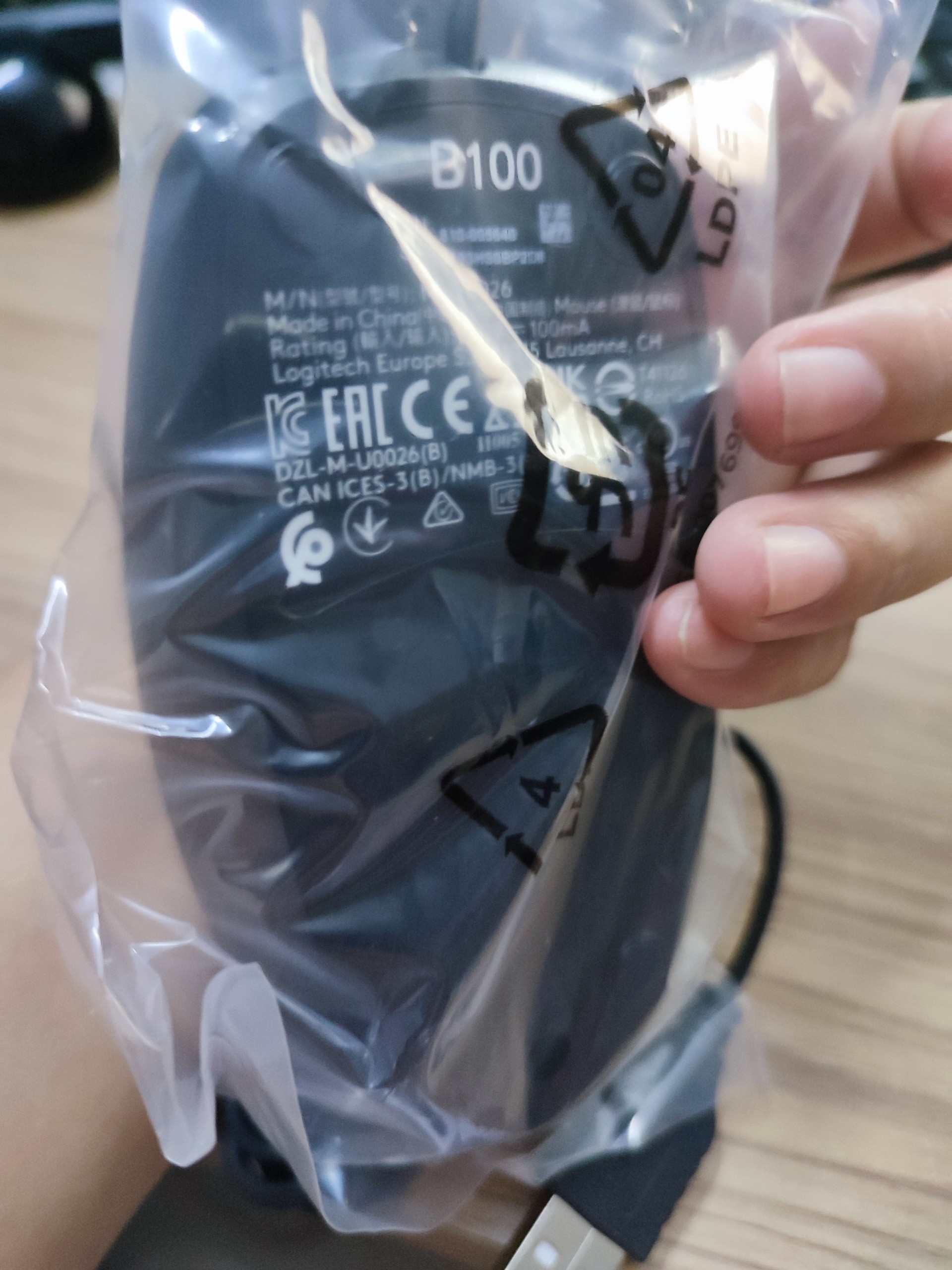 Chuột có dây Logitech B100, hàng chính hãng
