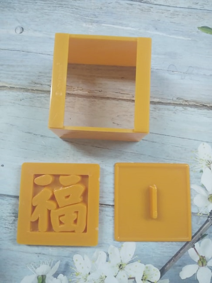 KHUÔN XÔI VUÔNG 8 CM (GIAO 1 CÁI CHỮ PHƯỚC, LỘC, THỌ, CHỮ HỶ,HOA HỒNG)