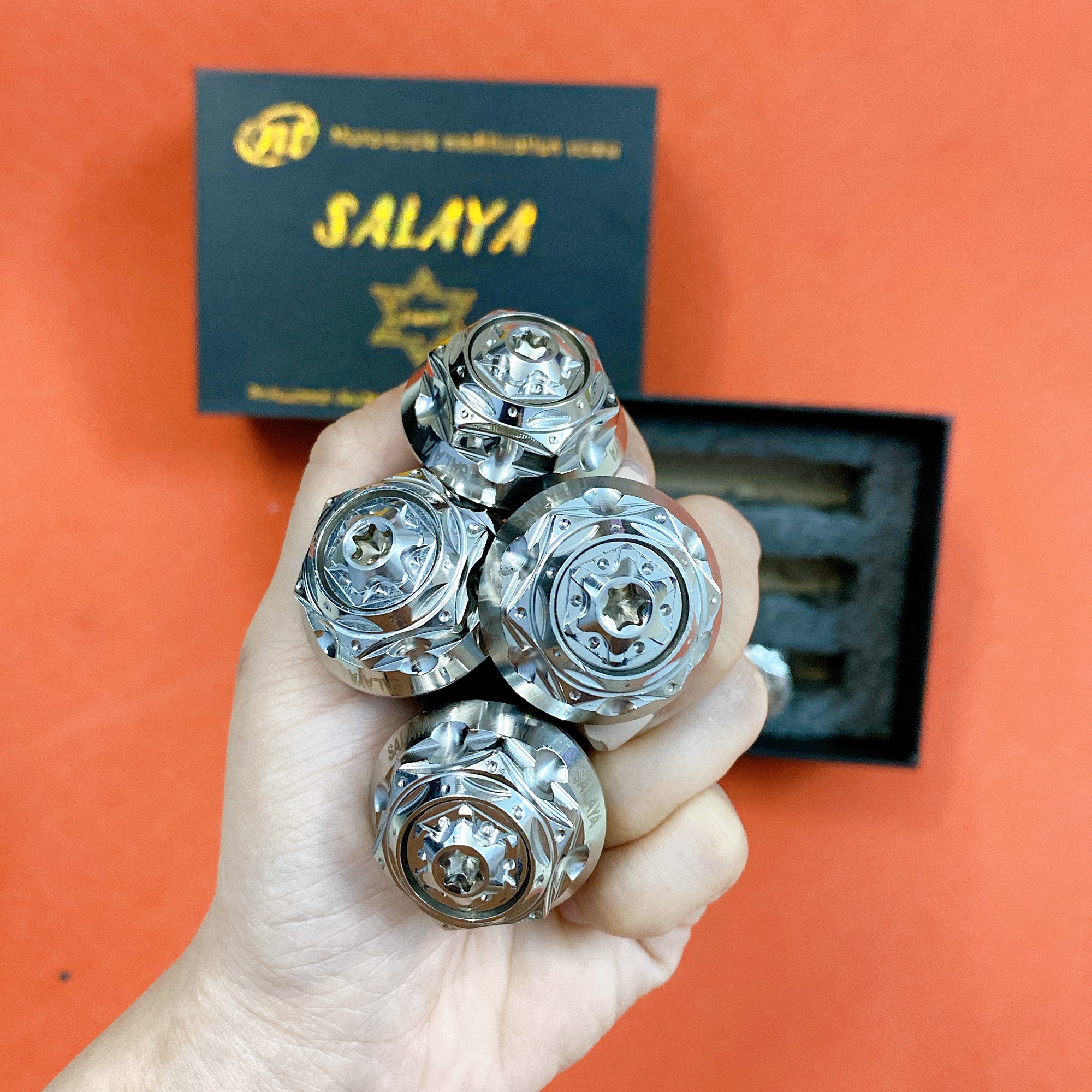 Gù tay lái salaya