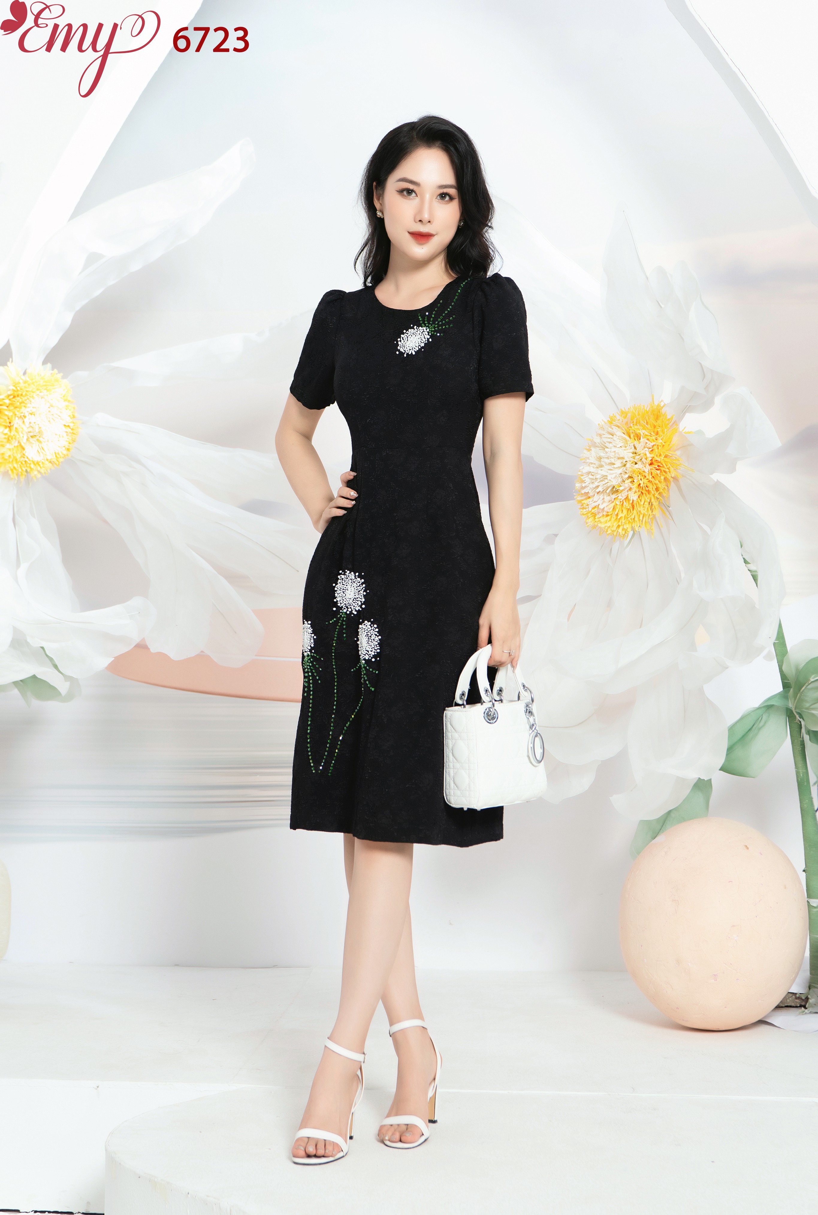 Đầm EMY EM6723 Suông A Cổ Tròn