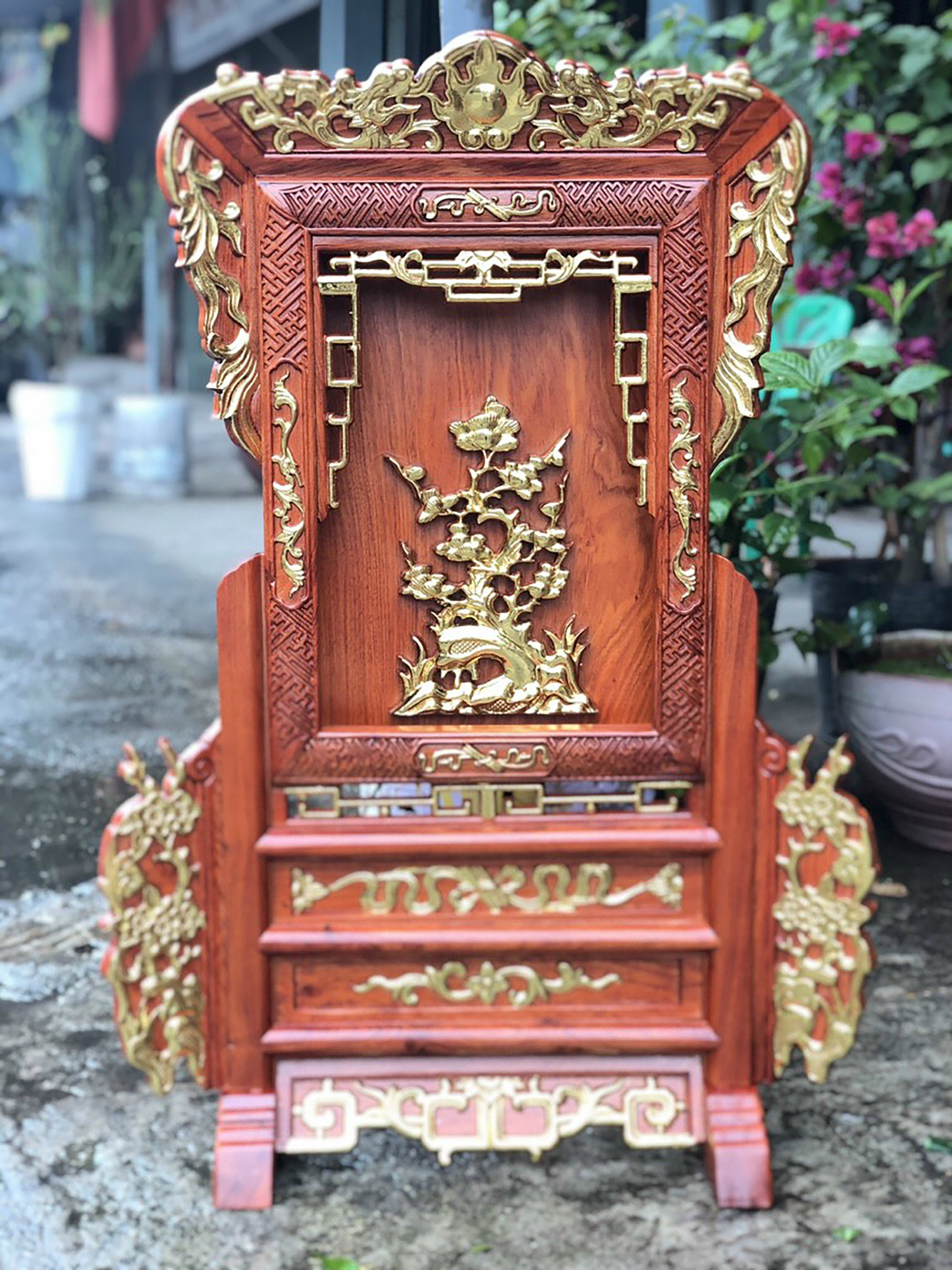 Giá gương thờ gia tiên cây tùng gỗ hương cao 81cm rộng 55cm
