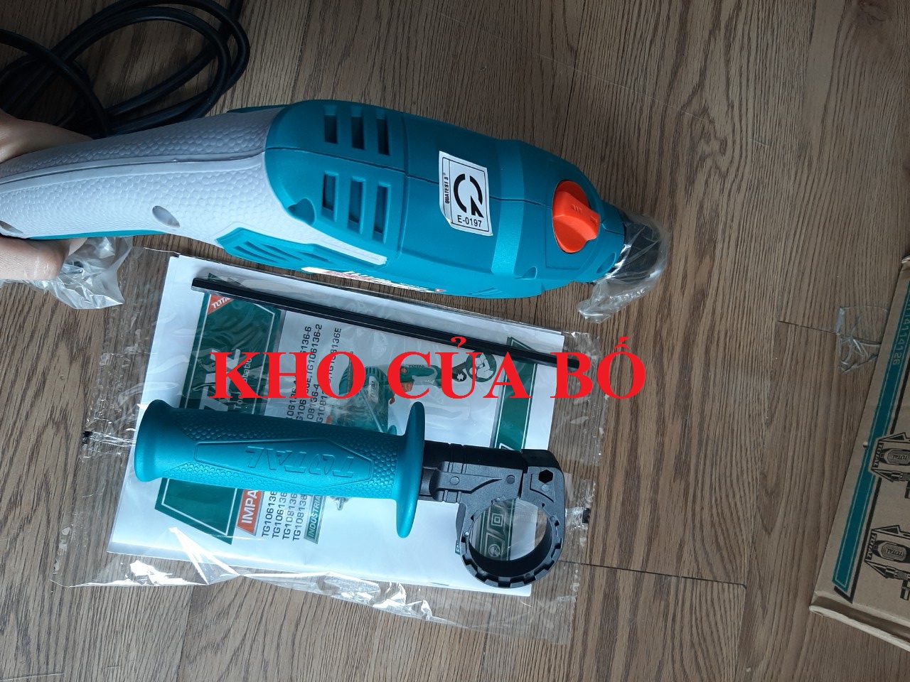 Máy khoan búa 750W TOTAL TG108136