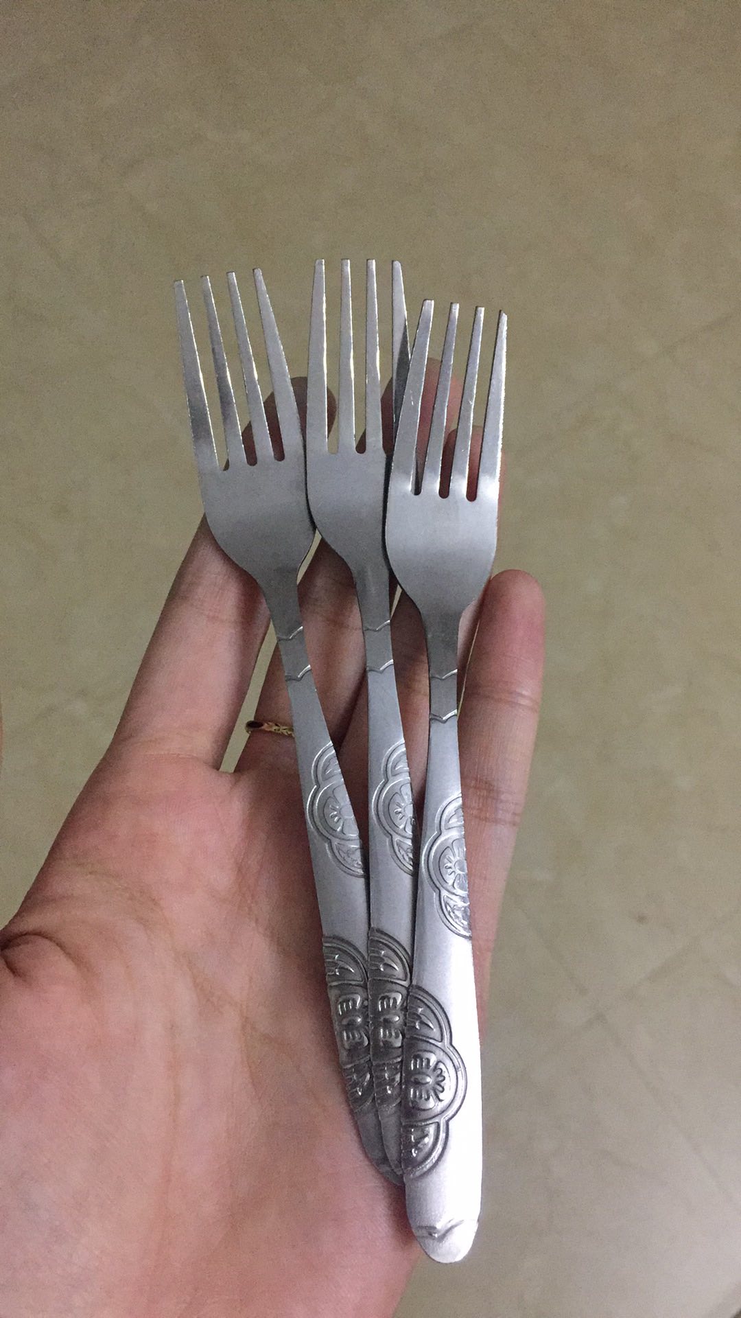 Dĩa ăn hoa quả inox hoa văn