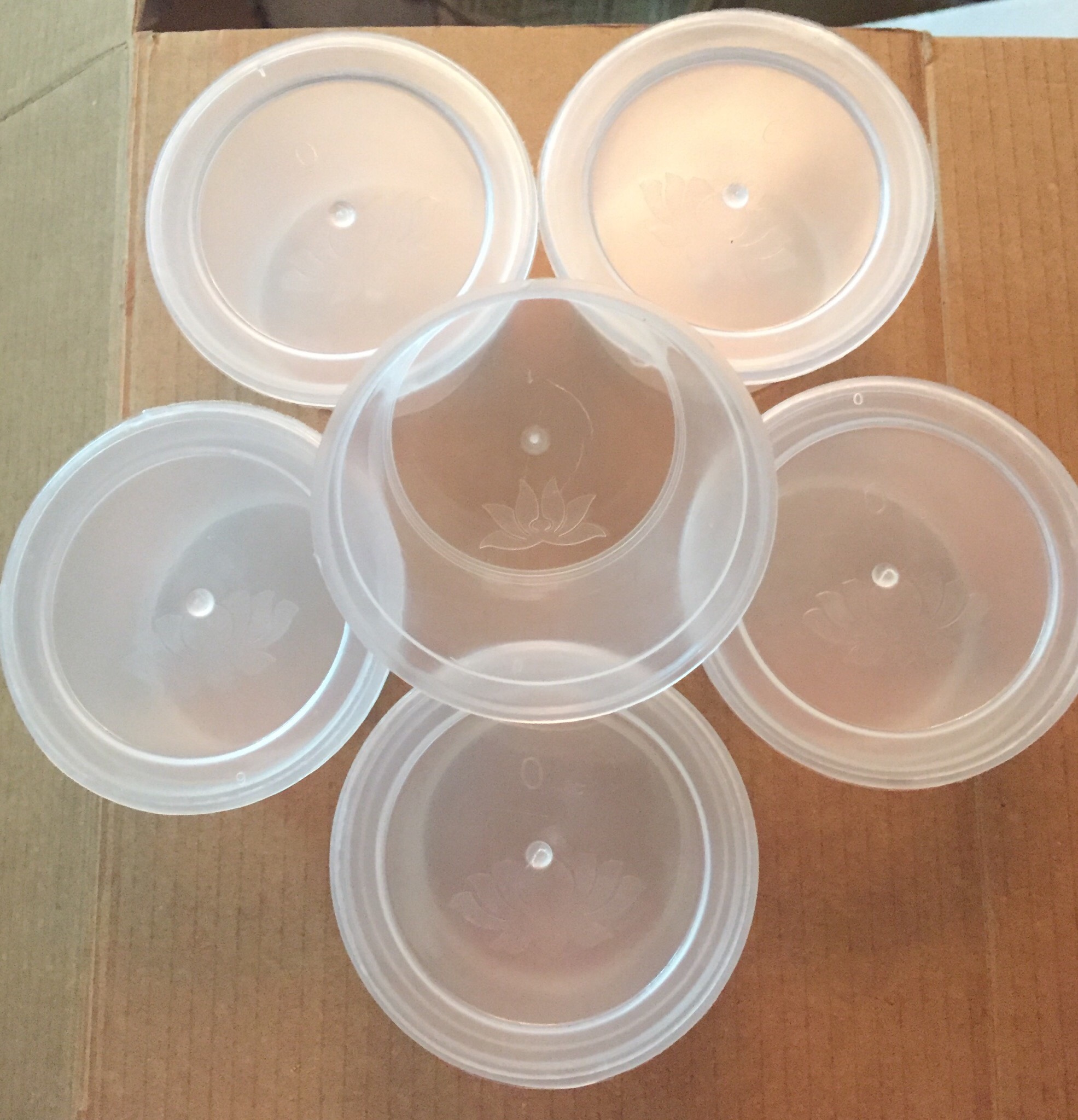 50 hộp nhựa tròn to làm caramen thanh dung - hàng việt nam - có nắp 6.5*4.5cm