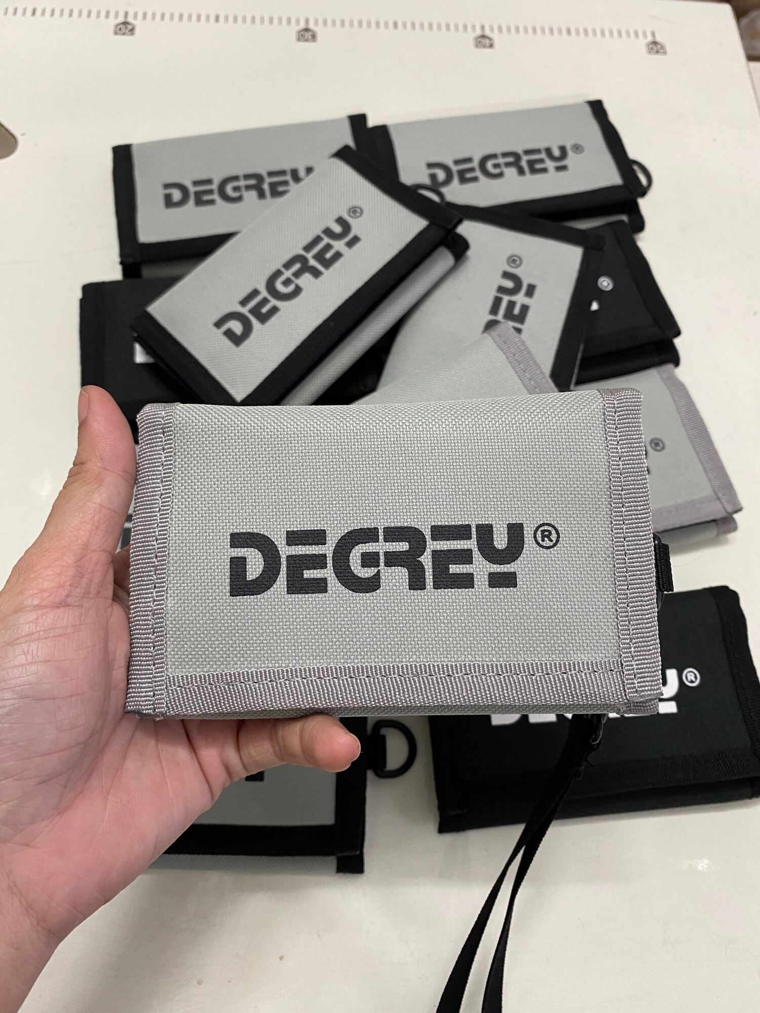 Ví ngắn có dây đeo cổ Dgrey