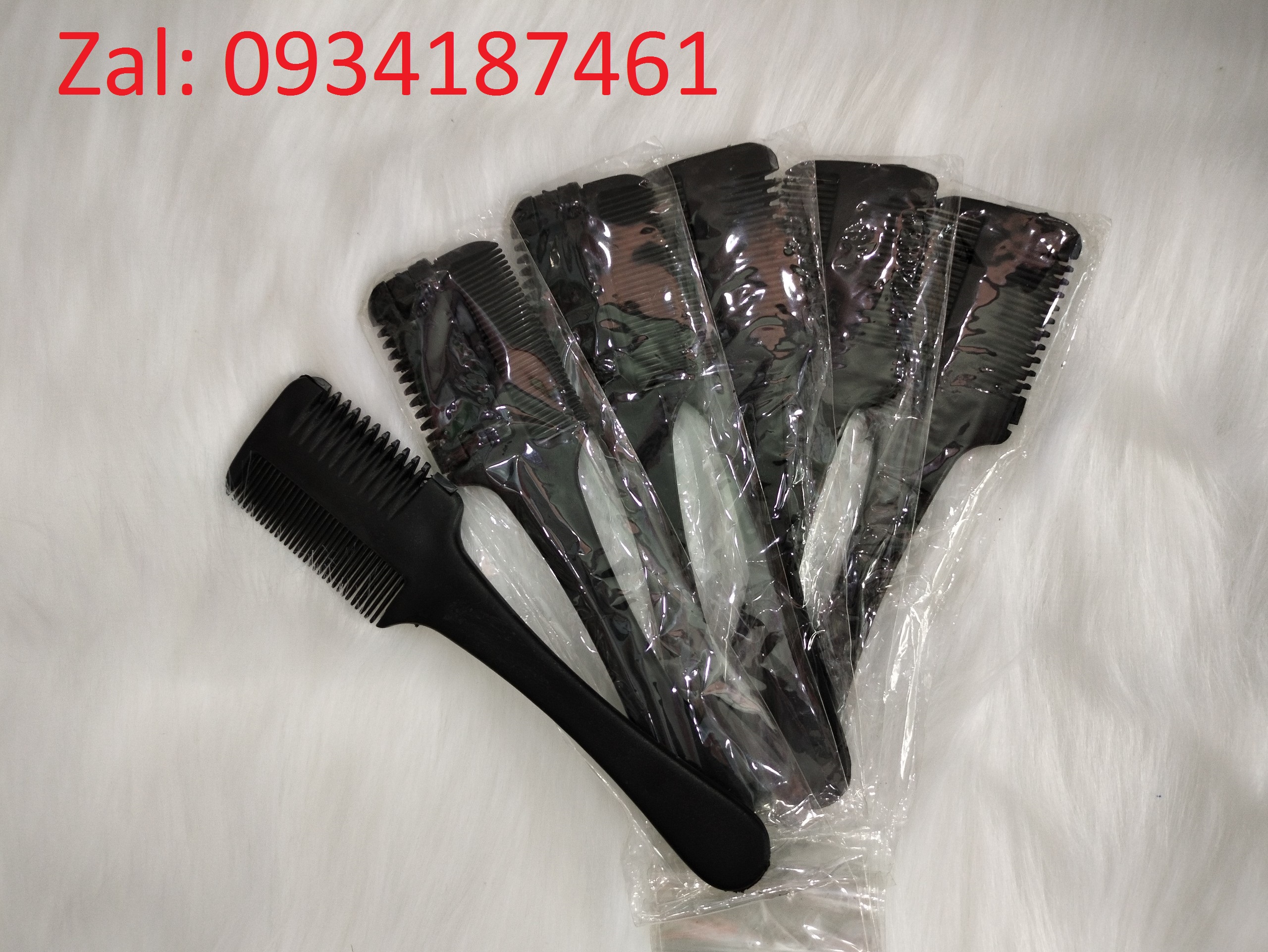 Dao nhựa lớn gắn lưỡi lam dùng để rọc tóc