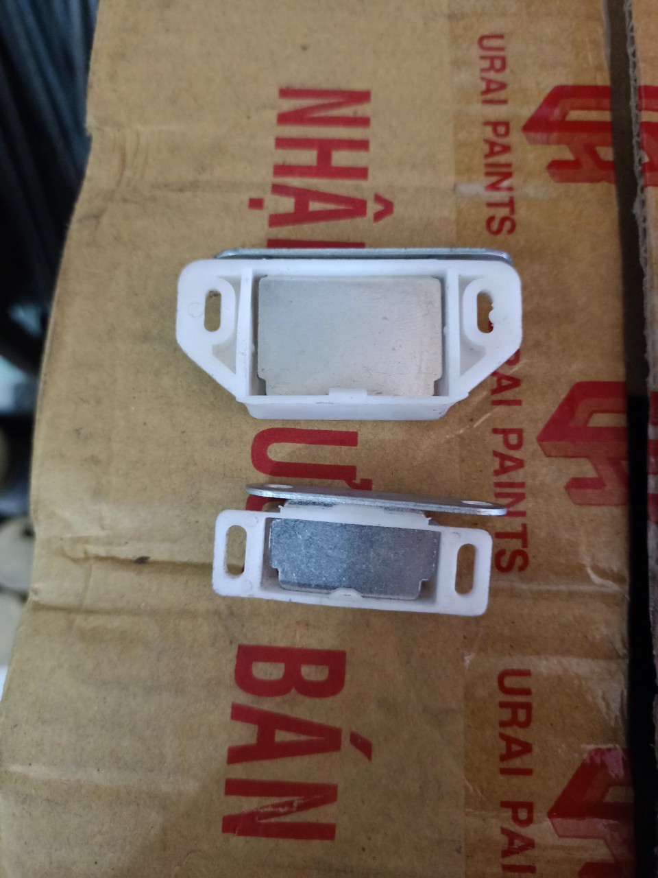 HÍT CỬA TỦ NHÔM