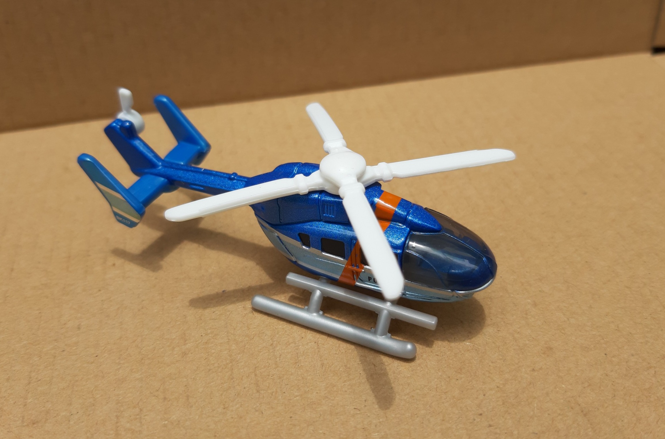 Mô hình Tomica - Máy bay trực thăng C.Sat màu xanh giá rẻ cho bé sưu tầm