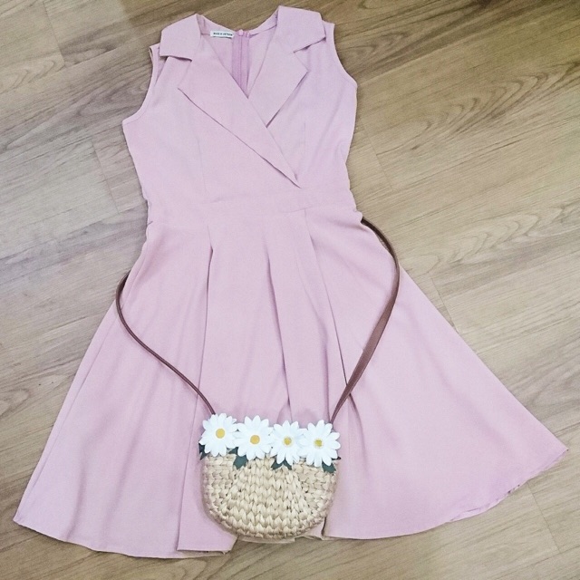 Đầm hồng xoè cổ vest