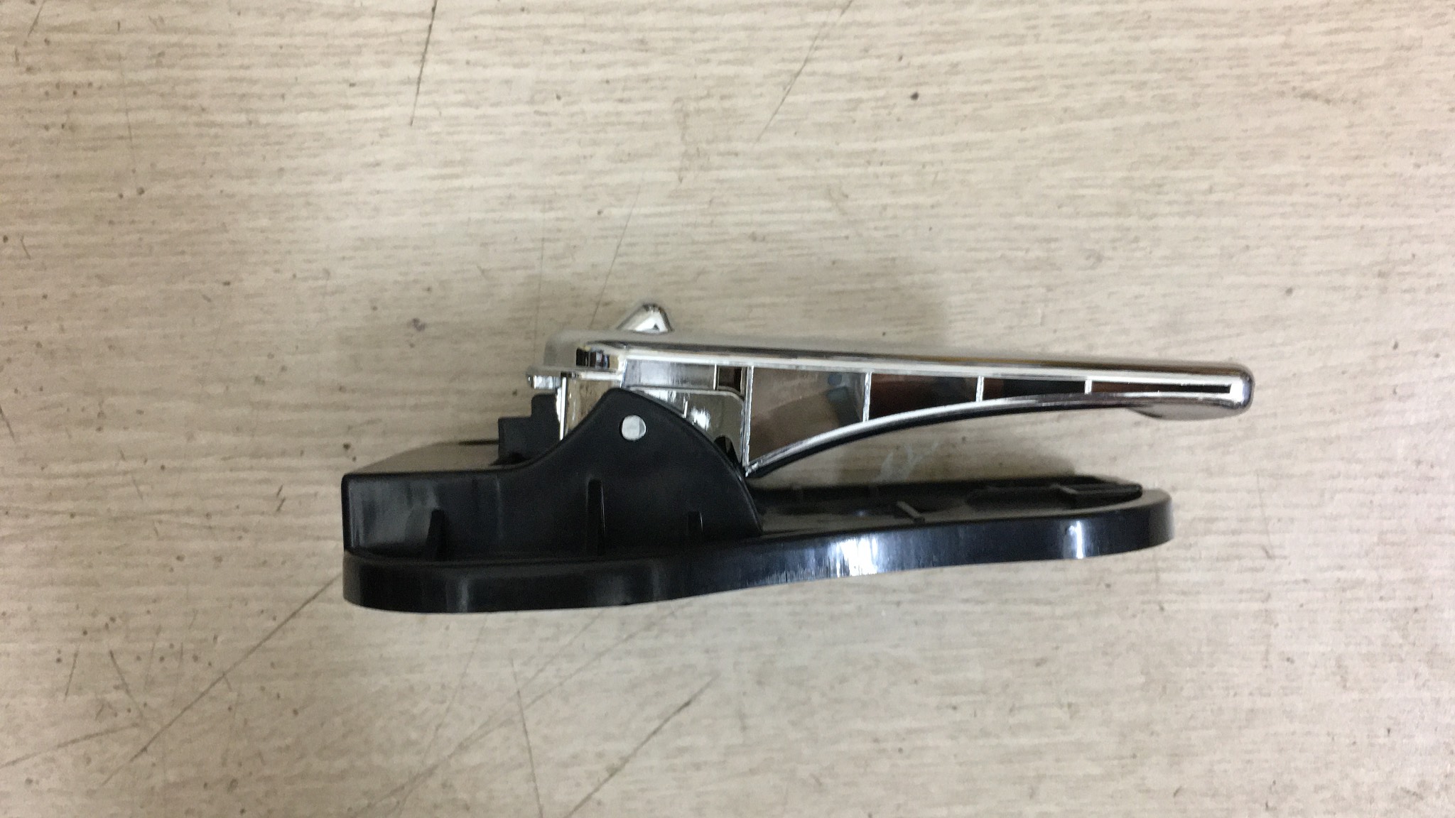 Tay mở cửa trong Kia Carens 2007-2012