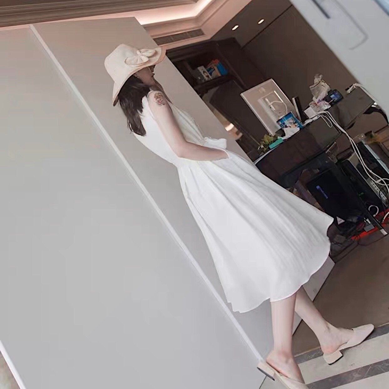 Đầm trắng sát nách thắt eo